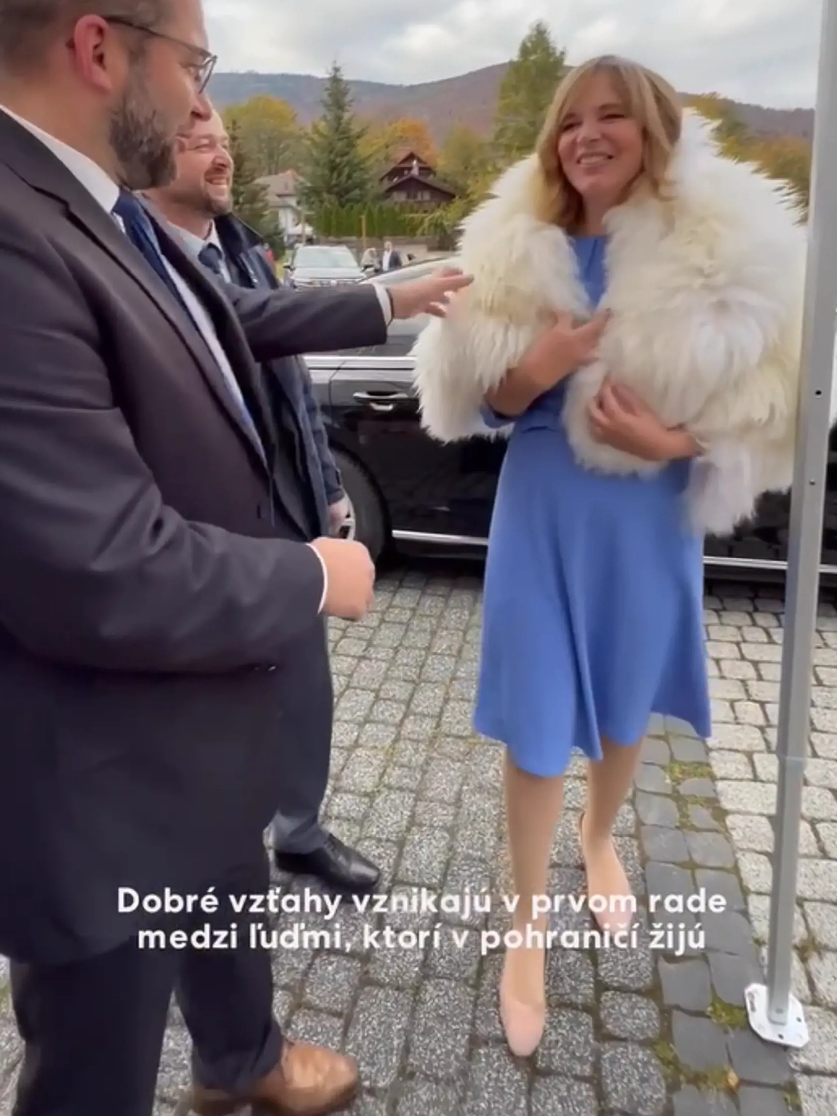 Veronika Remišová na návšteve u našich severných susedov. Hostitelia jej proti zime ponúkli aj tradičnú kožušinu...