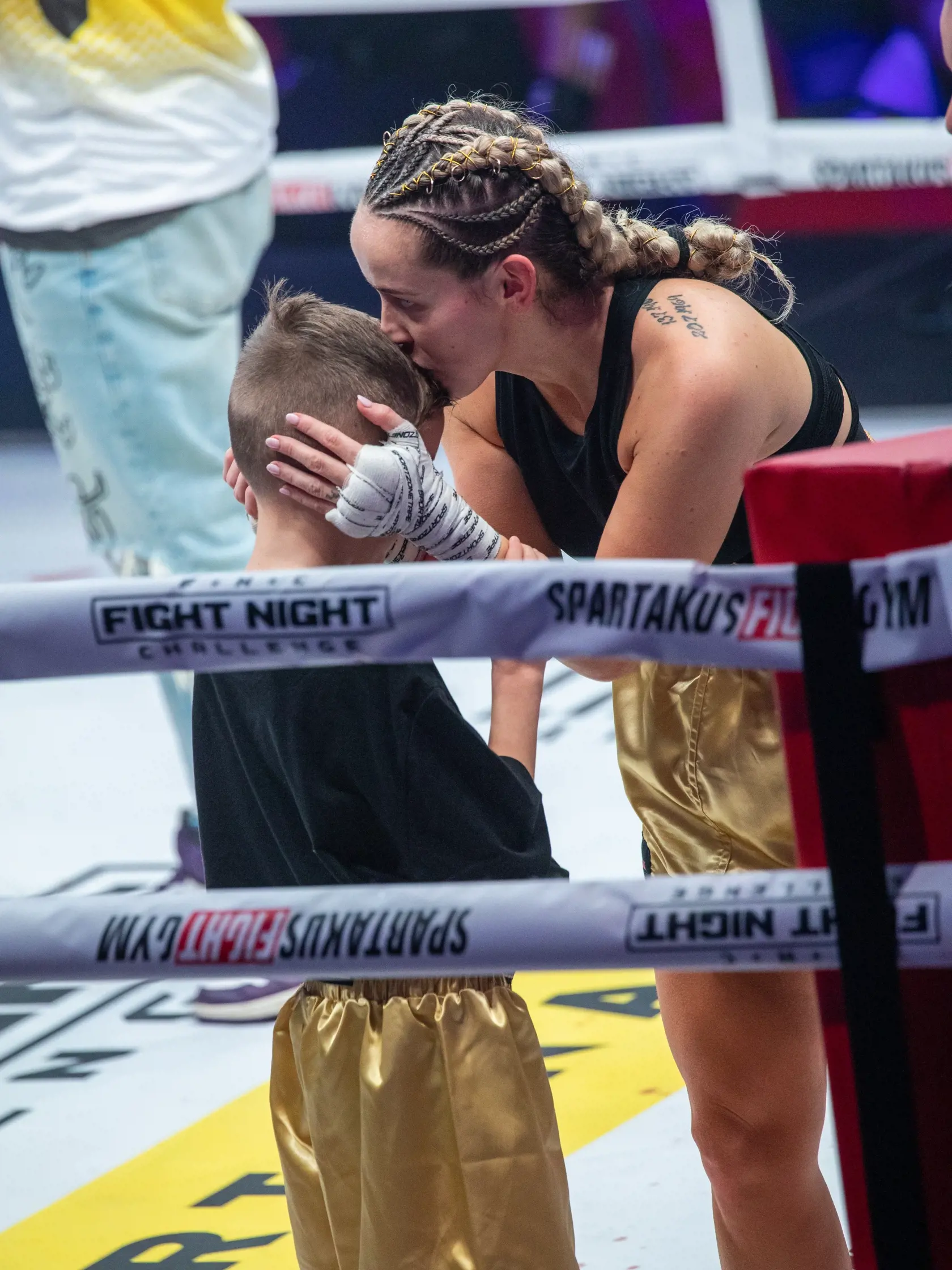 Na snímke je Fight Night Challenge. Ide o tretí turnaj organizácie FNC, ktorý sa konal v Brne. Zápasili skúsení bojovníci, no aj celebrity z hudobného priemyslu. Na fotke  je slovenská speváčka, hudobníčka Dominika Mirgová.