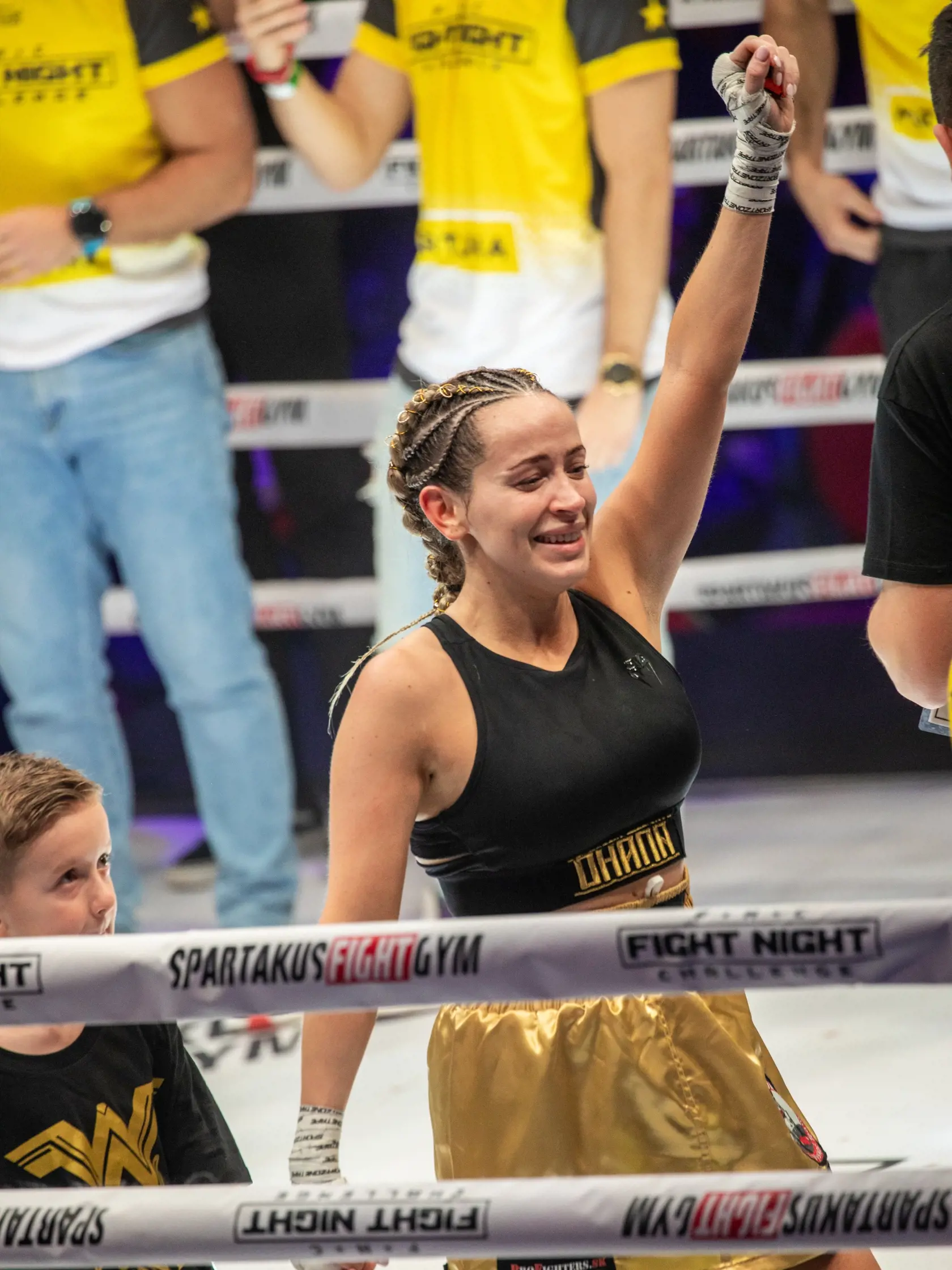 Na snímke je Fight Night Challenge. Ide o tretí turnaj organizácie FNC, ktorý sa konal v Brne. Zápasili skúsení bojovníci, no aj celebrity z hudobného priemyslu. Na fotke  je slovenská speváčka, hudobníčka Dominika Mirgová.