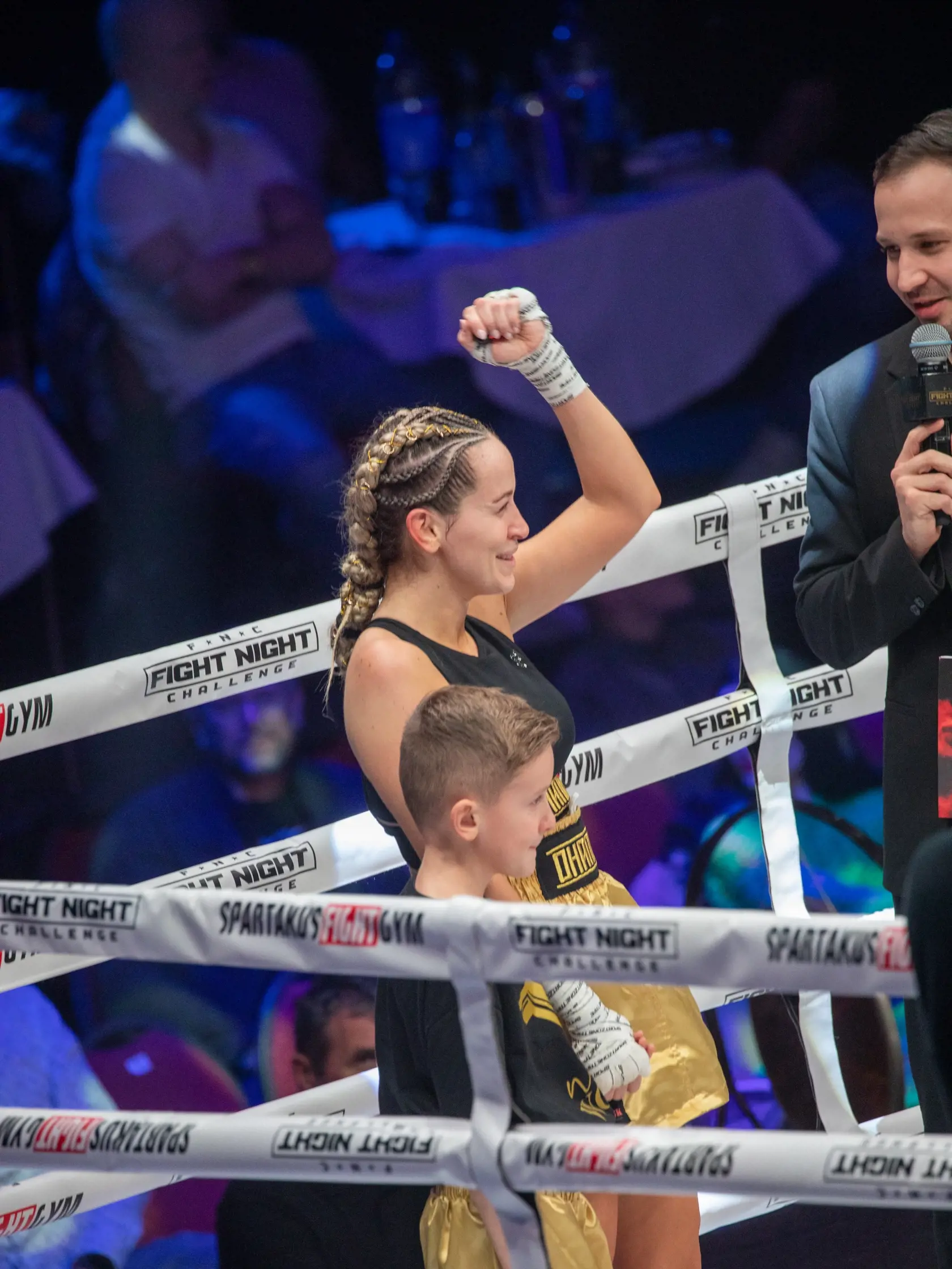Na snímke je Fight Night Challenge. Ide o tretí turnaj organizácie FNC, ktorý sa konal v Brne. Zápasili skúsení bojovníci, no aj celebrity z hudobného priemyslu. Na fotke  je slovenská speváčka, hudobníčka Dominika Mirgová.