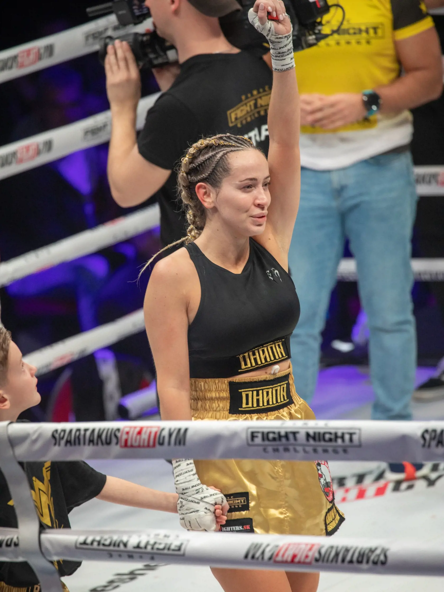 Na snímke je Fight Night Challenge. Ide o tretí turnaj organizácie FNC, ktorý sa konal v Brne. Zápasili skúsení bojovníci, no aj celebrity z hudobného priemyslu. Na fotke  je slovenská speváčka, hudobníčka Dominika Mirgová.