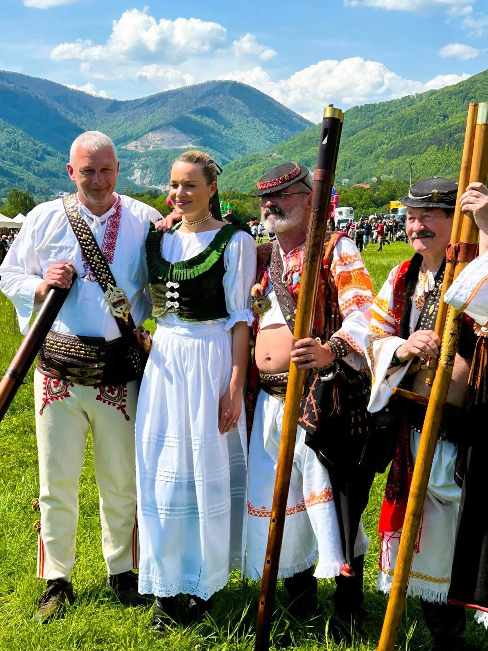 Bývalá poslankyňa parlamentu Romana Tabak (32) všetkých prekvapila, keď sa cez víkend ukázala oblečená v ľudovom kroji. „Je to turčiansky kroj. Bola som v šatnici Matici Slovenskej v Martine a garderobierka Soňa mi vybrala tento nádherný kroj. Mám aj čižmy a stužku vo vlasoch,“ rozprávala nadšene Tabák, ktorá mala kroj doplnený aj o náhrdelník z bielych korálok.