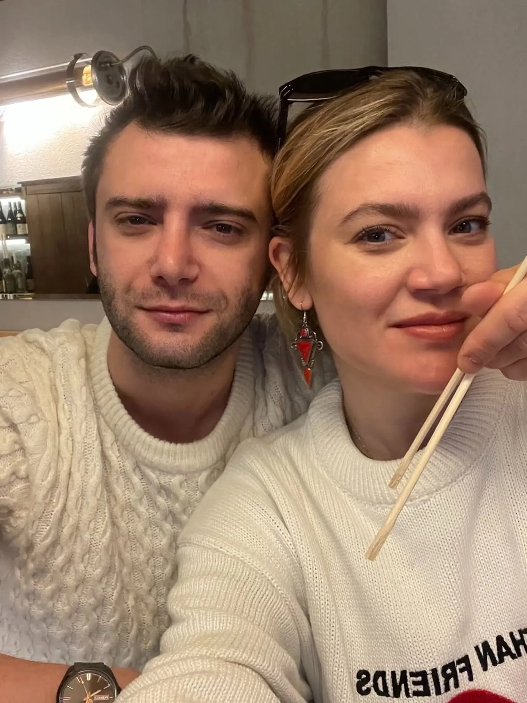 Rahmet alias Yağız Can Konyalı má 33 rokov a miluje cestovanie a fotografiu. Vyzerá úžasne. S priateľkou.