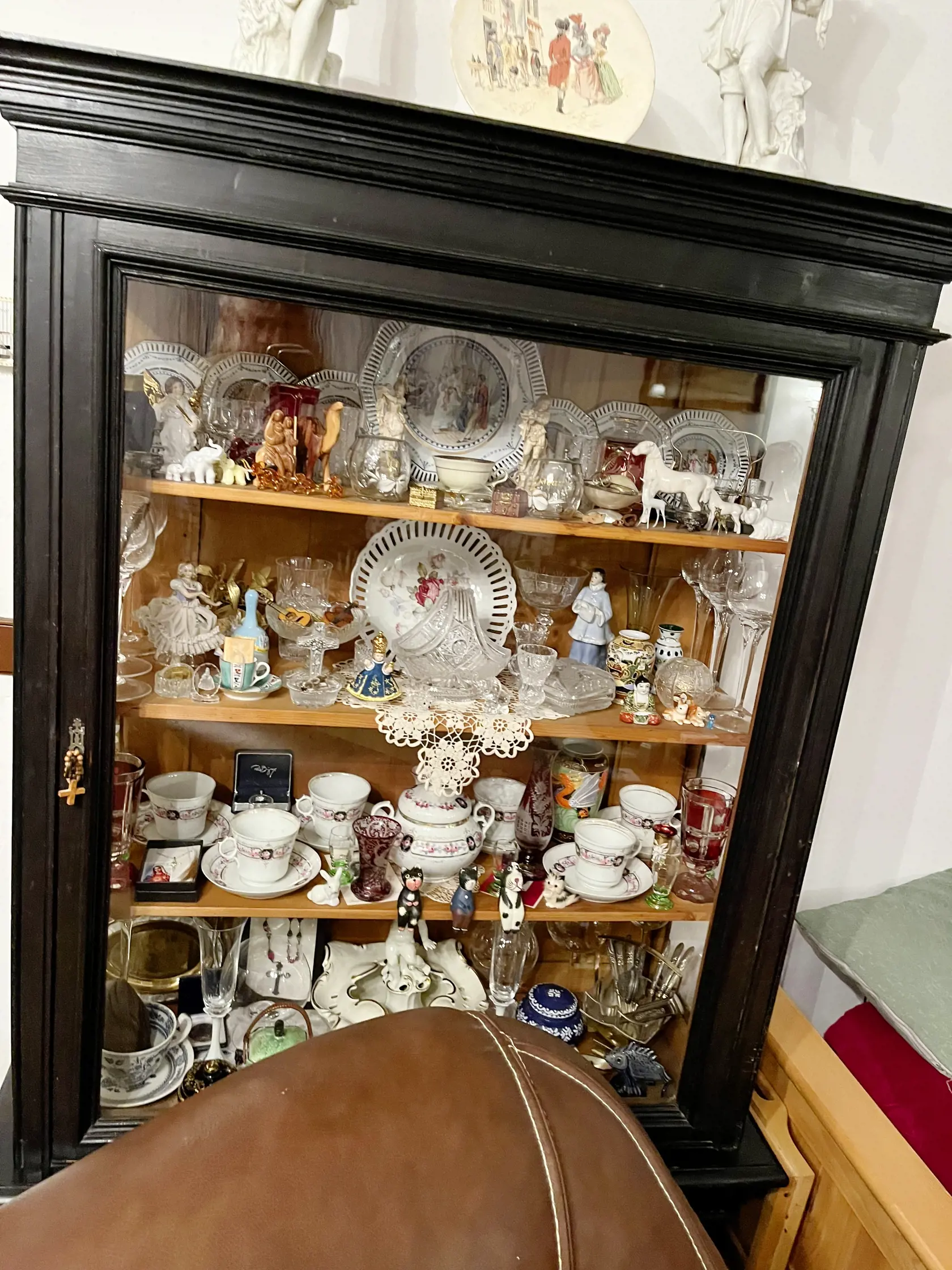 Pre zvláštne príležitosti. Na zbierku porcelánu majú vyhradený celý sekretár.