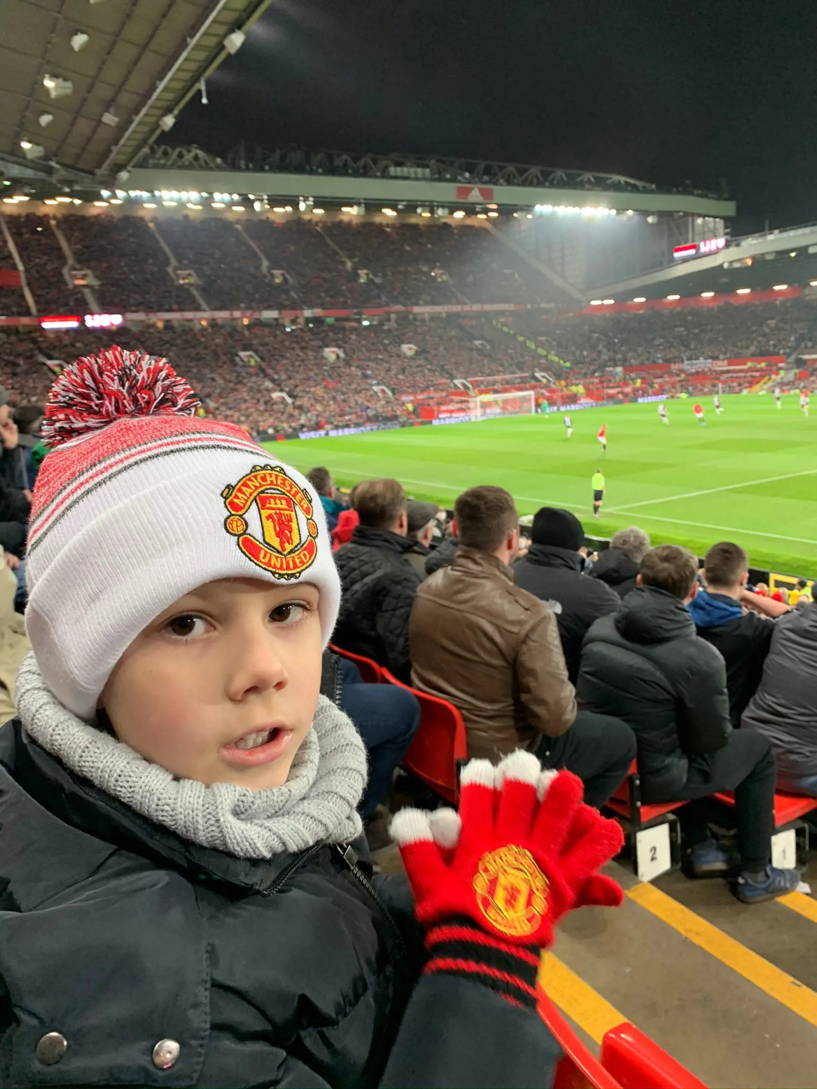 Na záver nás zaujímalo, aký je jeho obľúbený futbalový klub a komu fandí. "Od detstva fandím Manchesteru United a môjho syna takisto vediem k tomu. Samozrejme, Manchester si obľúbil nezávisle odo mňa, tak asi to odkukal od otca. Na tohtoročných majstrovstvách sveta vo futbale fandíme Angličanom," odpovedal Gyimesi. Na snímke syn poslanca Gyimesiho -Zente György.