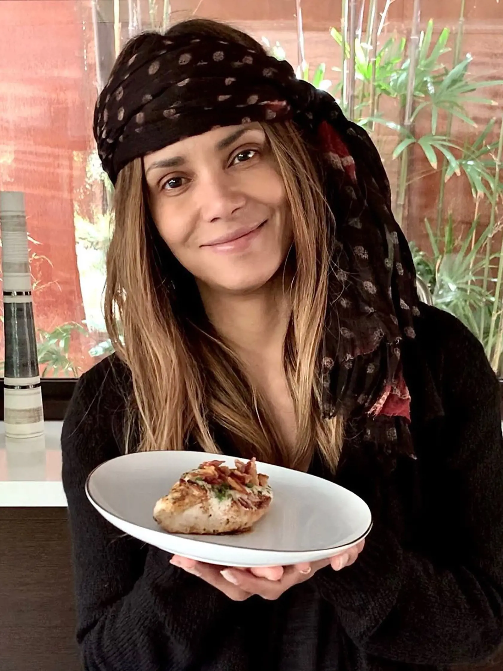 Nové fotky Halle Berry sú brutálne sexi.