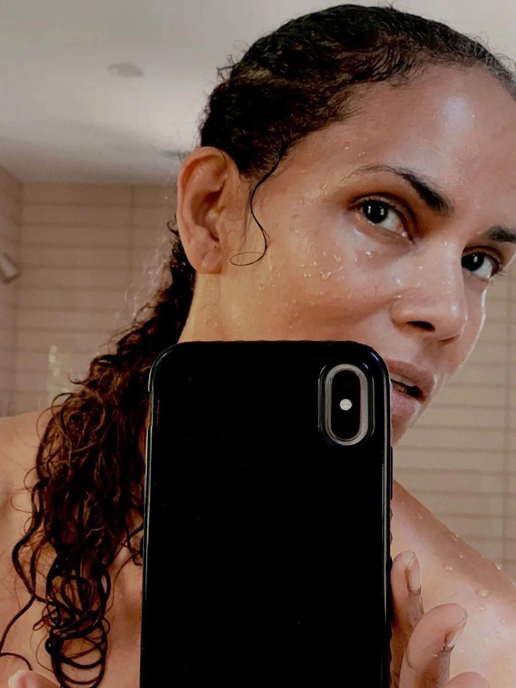 Nové fotky Halle Berry sú brutálne sexi.