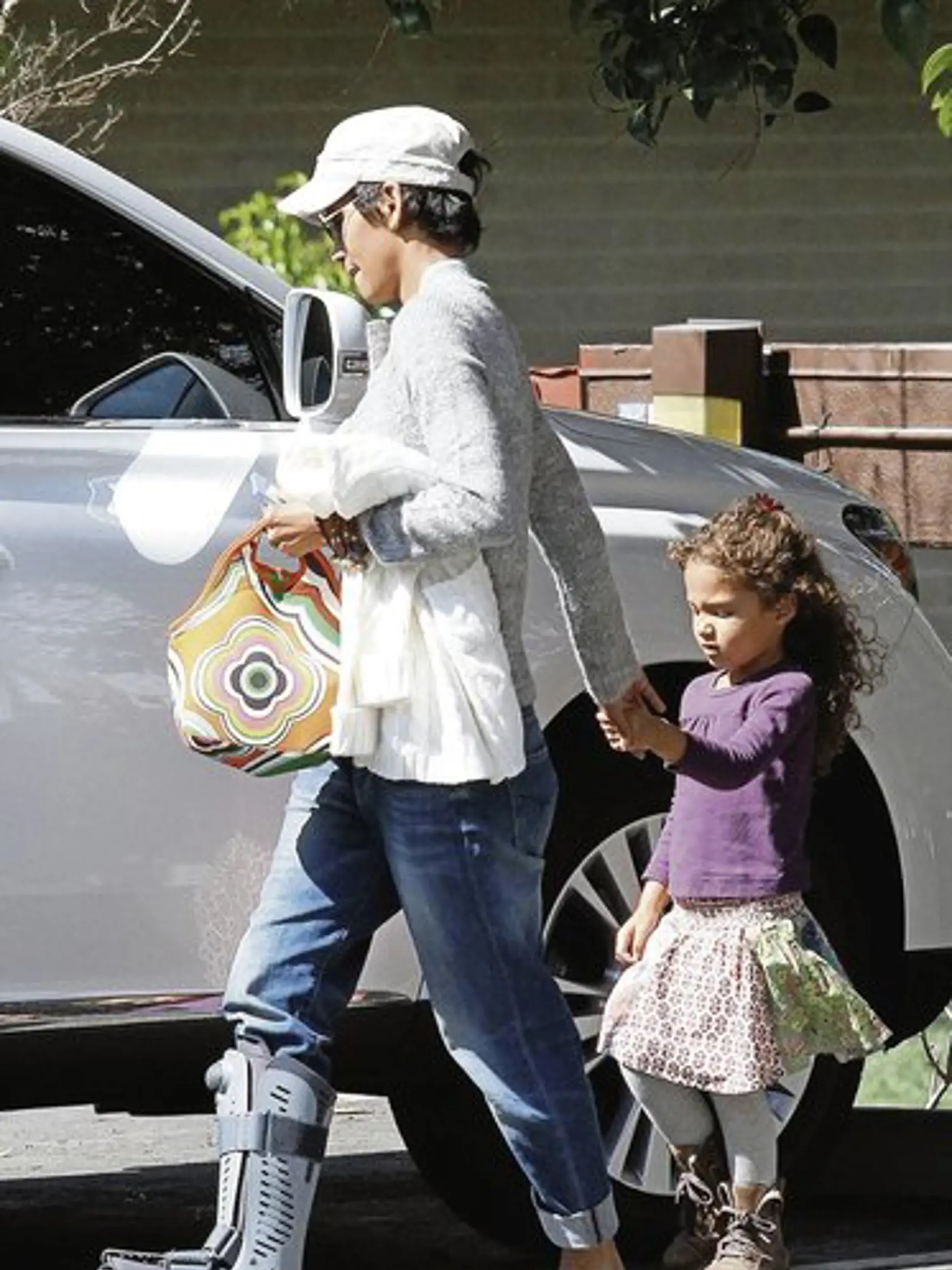 Halle Berry si zlomila nohu , keď zakopla vo vlastnom dome.