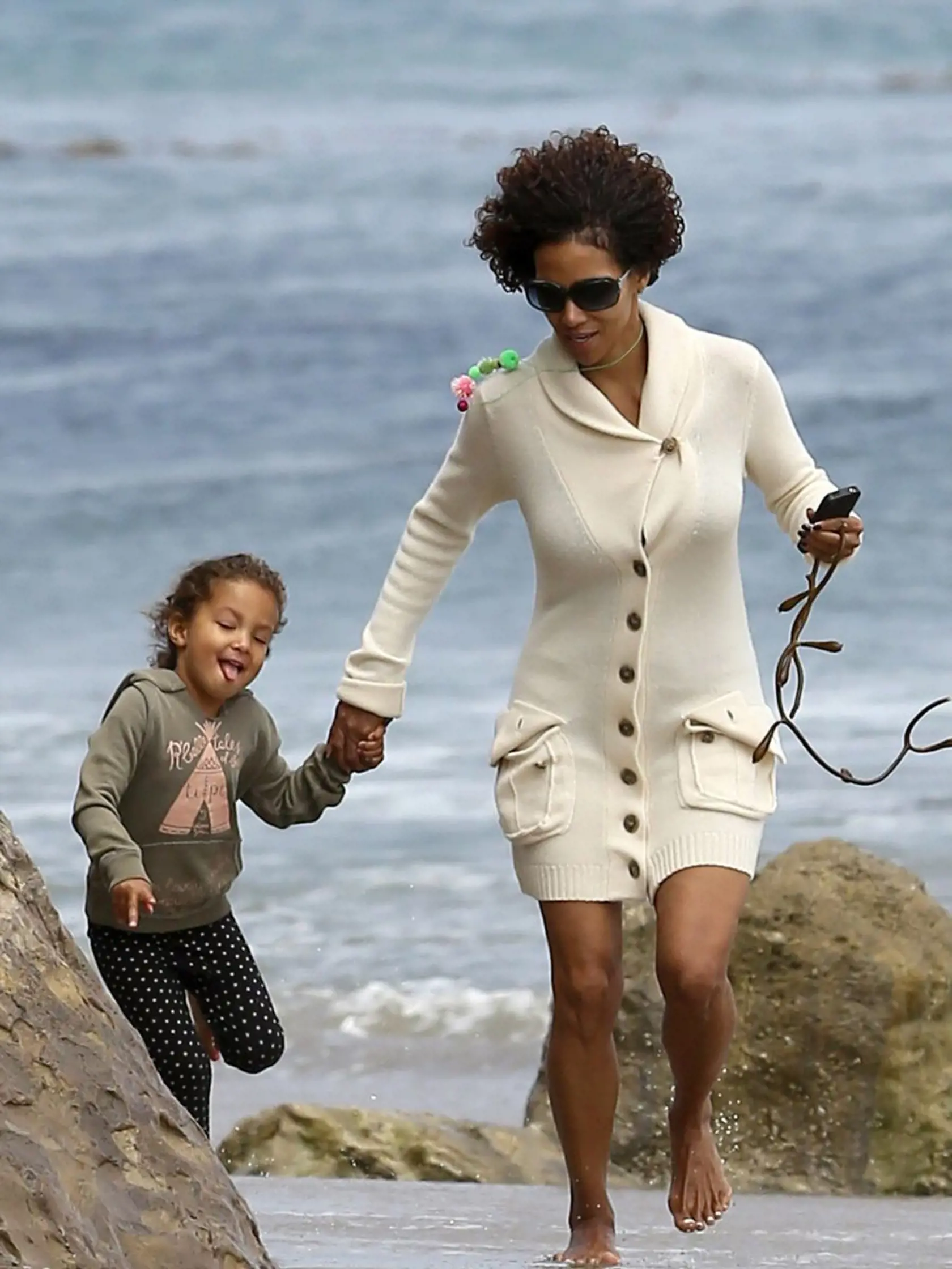 Halle Berry na pláži so svojou rozkošnou dcérkou.