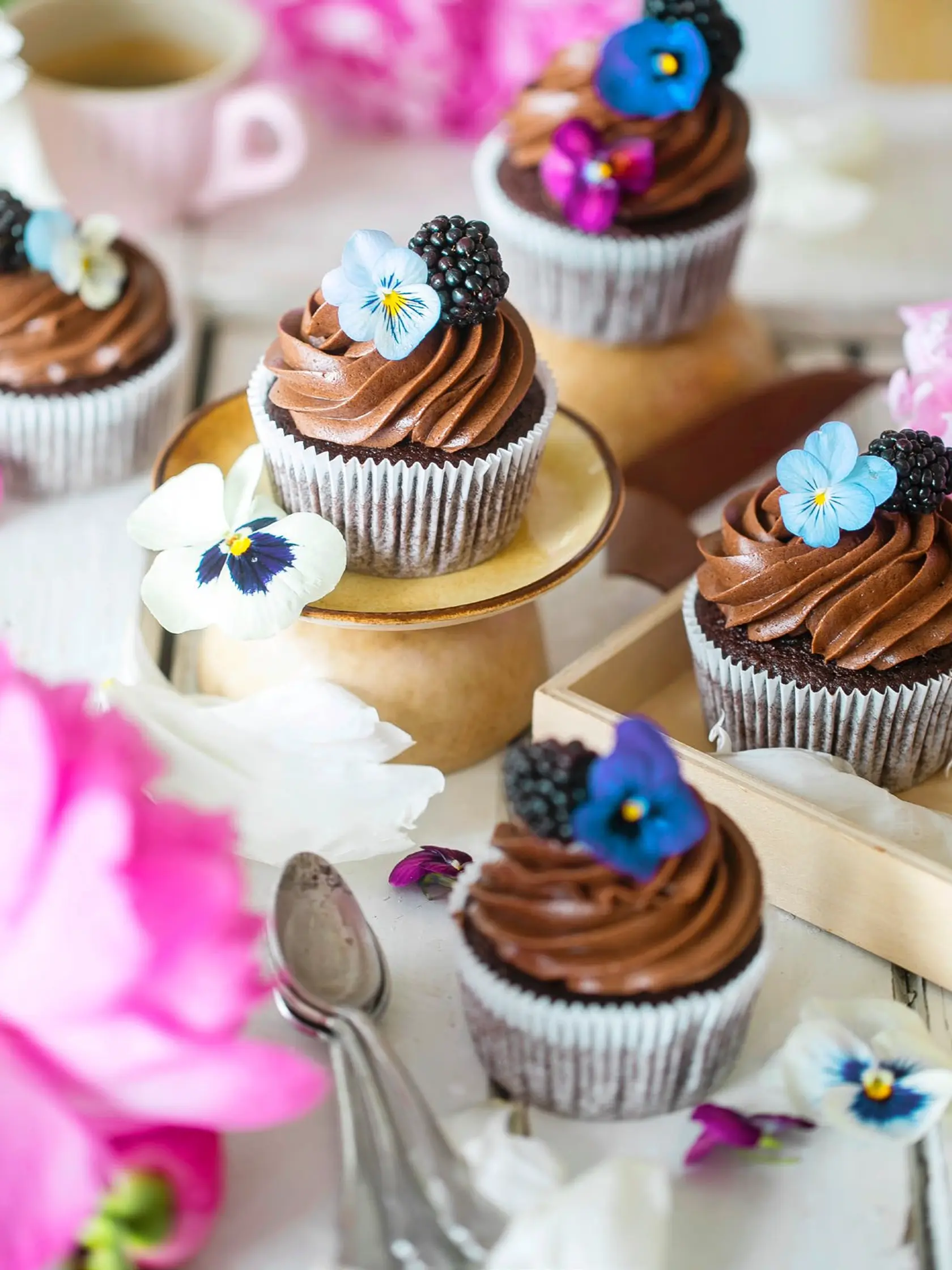 Čokoládové cupcaky s černicami.