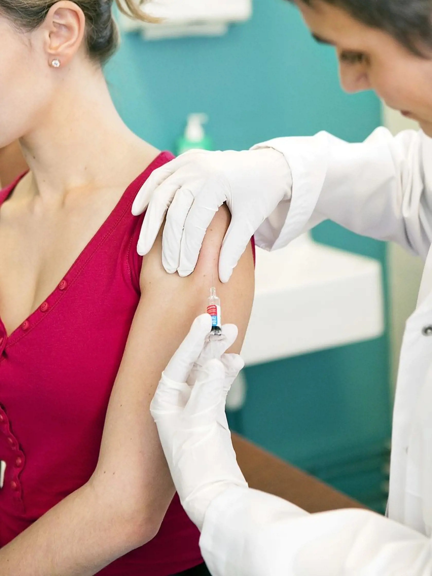 HPV infikuje kožné bunky, v dôsledku čoho sa ním človek ľahko infikuje a ľahko ho aj prenesie
na inú osobu. Človek môže mať HPV veľmi dlho bez toho, aby o tom vedel. Väčšina ľudí, ktorí
majú HPV, sa nedozvie, že ho má, pretože imunitný systém tela často zničí vírus skôr, než spôsobí
príznaky. Keďže takmer každý a každá z nás v priebehu života bude mať HPV a u väčšiny z nás
sa nevyskytnú žiadne príznaky, môže byť veľmi ťažké sa infekcii vyhnúť.