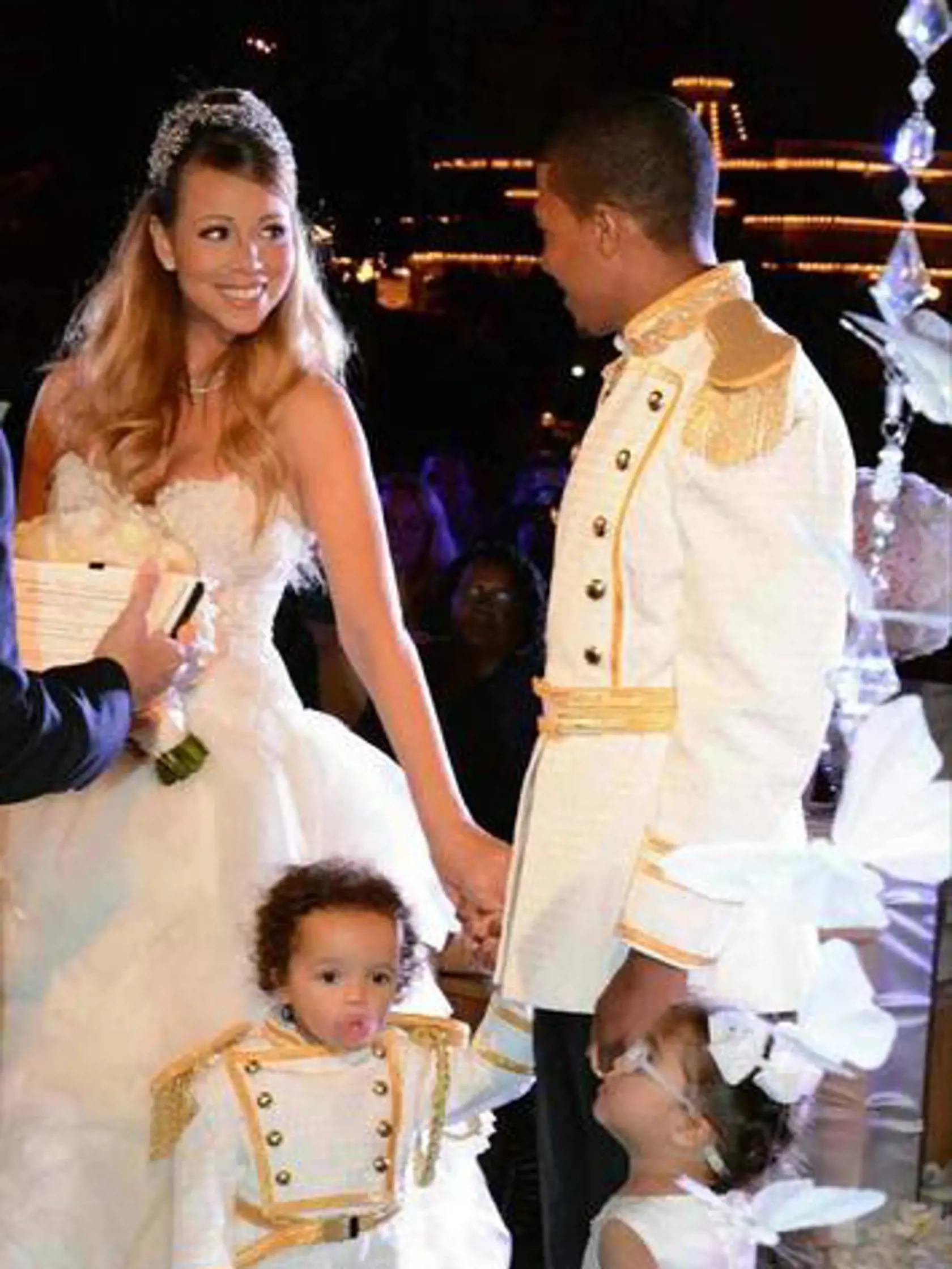 Mariah Carey a Nick Cannon si znova zopakovali manželský sľub! Vybrali si na to Disneyland, asi aby si to užili aj ich deti.