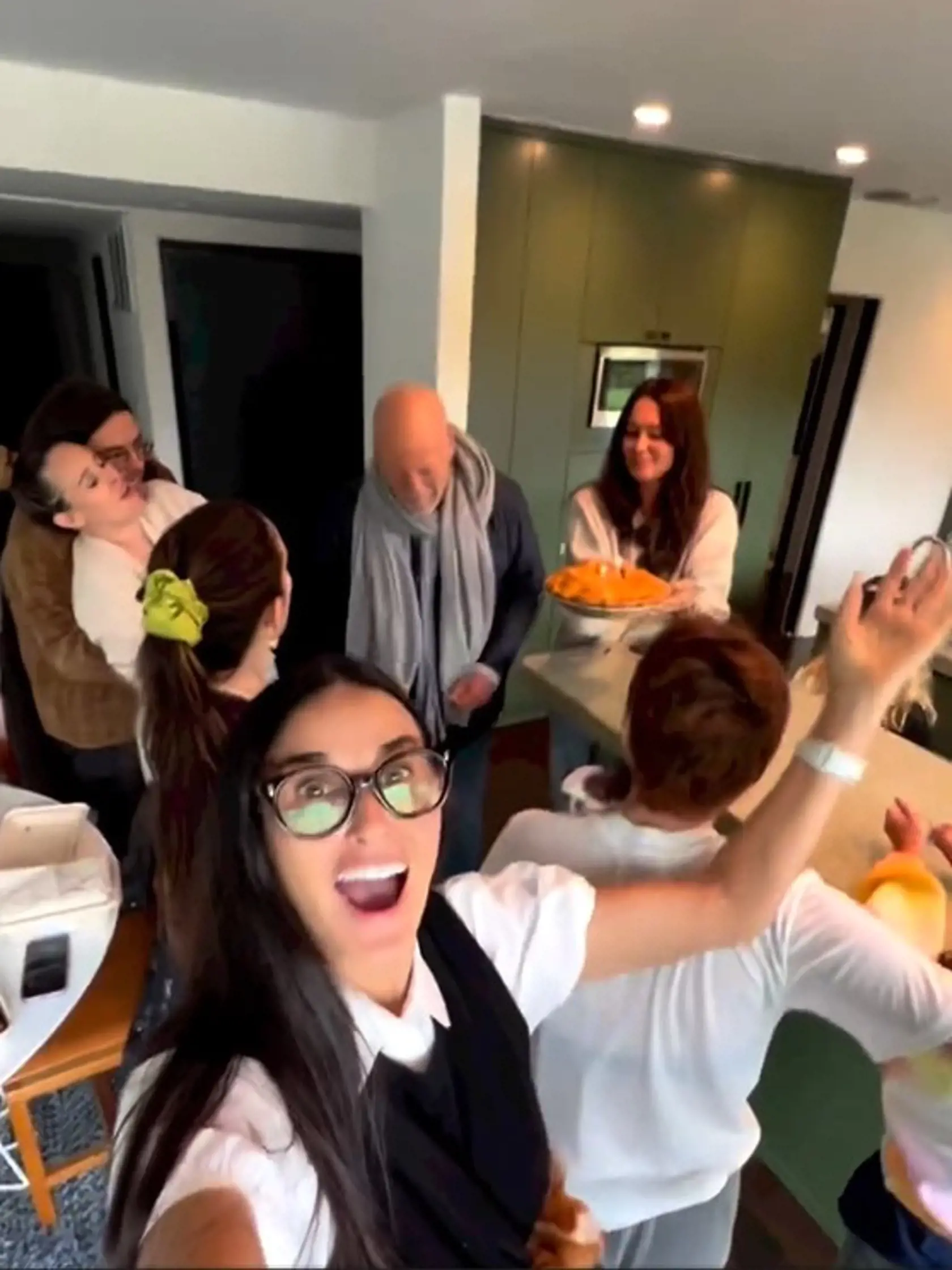 Video z oslavy narodenín chorého Willisa zverejnila na isntagrame jeho exmanželka Demi Moore.