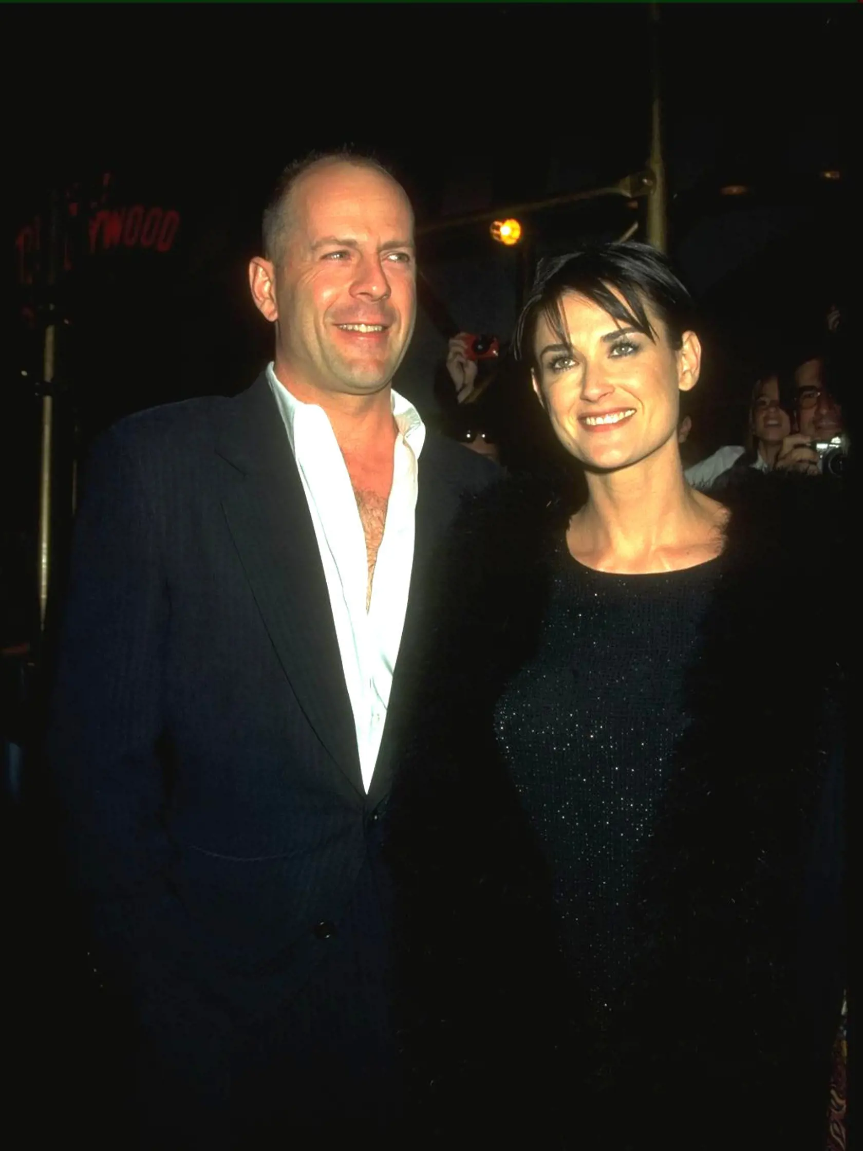 Herečka Demi Moore bola vydatá za Brucea Willisa do roku 2000. I keď dvojica spolu už niekoľko rokov nie je, stali sa dobrými priateľmi a herečka dokonca akčného hrdinu podporuje aj na jeho ceste s bojom so zákernou chorobou.