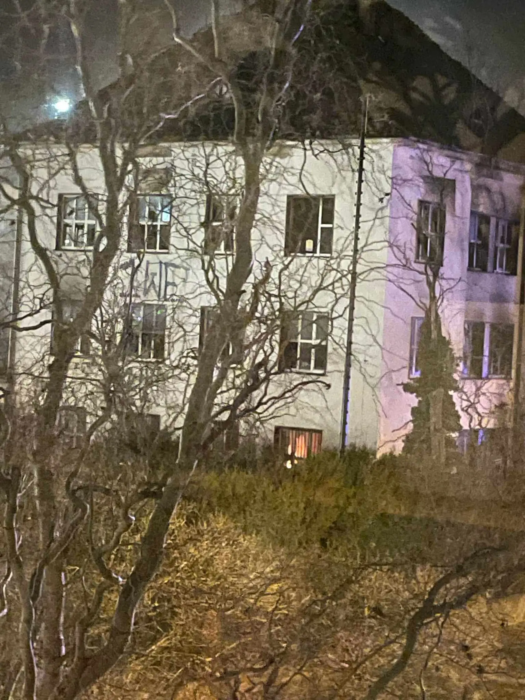 Takto v dome hrôzy v jeho spodnej časti horelo 9. februára.
