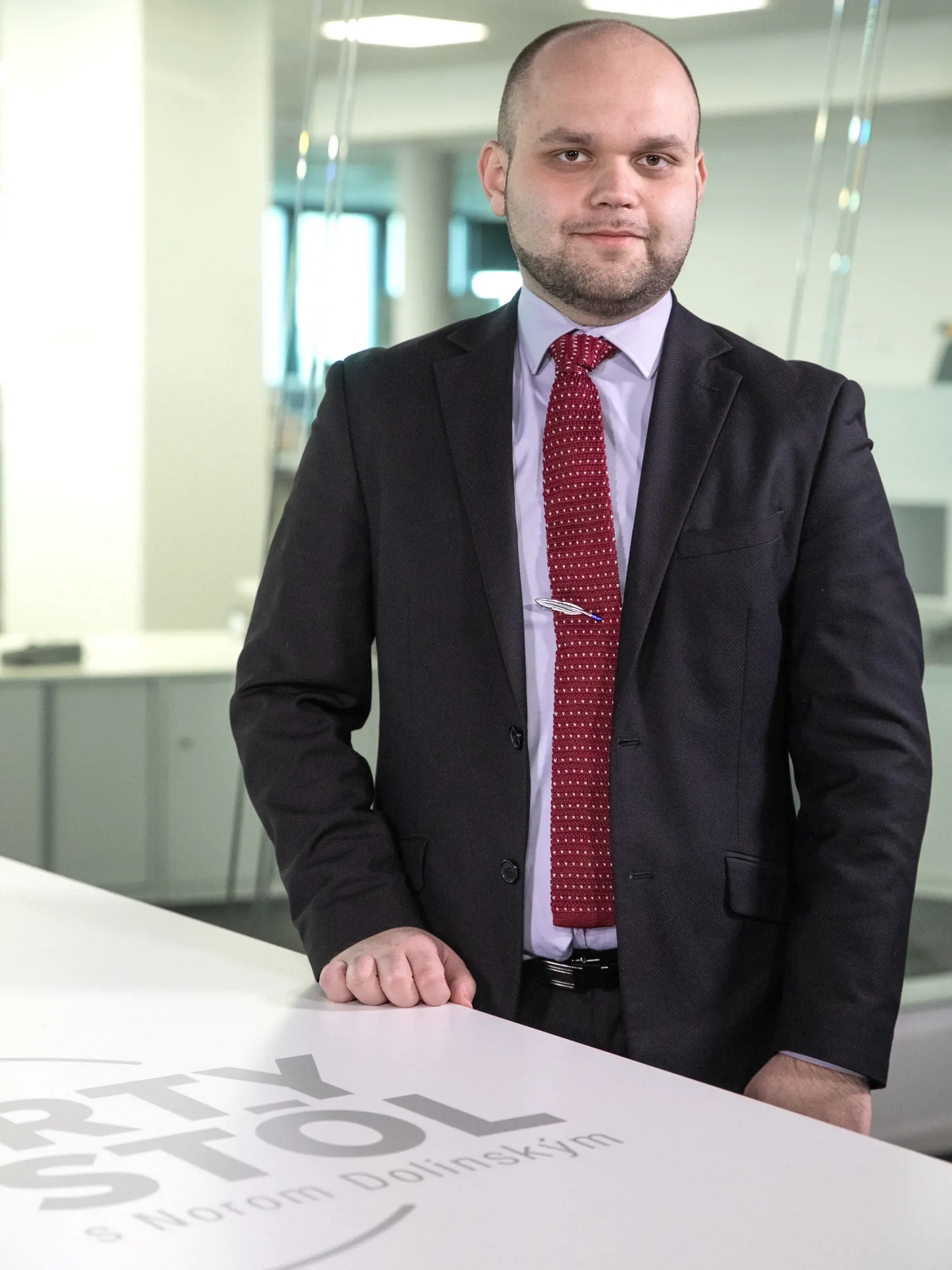 Tomáš Šudík: "Jožko vždy vedel Romanu upratať za jej bludy. Súčasné obvinenie Romany Tabák pokladám za neférový útok a klamstvo, ktoré Romana rada šíri. Prečo odrazu teraz, keď sa rieši Dankova sexuálna dovolenka v Dubaji si spomenula? Kladiem si otázku, nie je Romanka zneužívaná SNS? Nie je to preto, lebo je to Dankova objednávka, za dobré miesto na kandidátke do Eurovolieb?