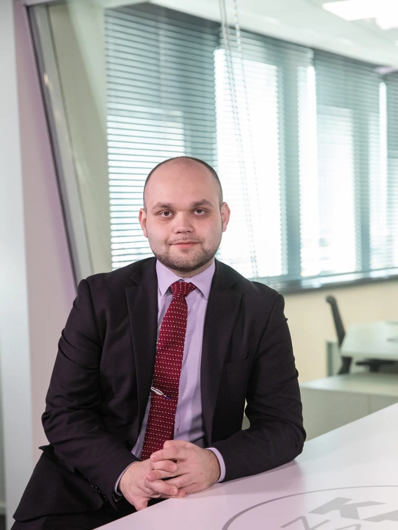 Tomáš Šudík: "Jožko vždy vedel Romanu upratať za jej bludy. Súčasné obvinenie Romany Tabák pokladám za neférový útok a klamstvo, ktoré Romana rada šíri. Prečo odrazu teraz, keď sa rieši Dankova sexuálna dovolenka v Dubaji si spomenula? Kladiem si otázku, nie je Romanka zneužívaná SNS? Nie je to preto, lebo je to Dankova objednávka, za dobré miesto na kandidátke do Eurovolieb?