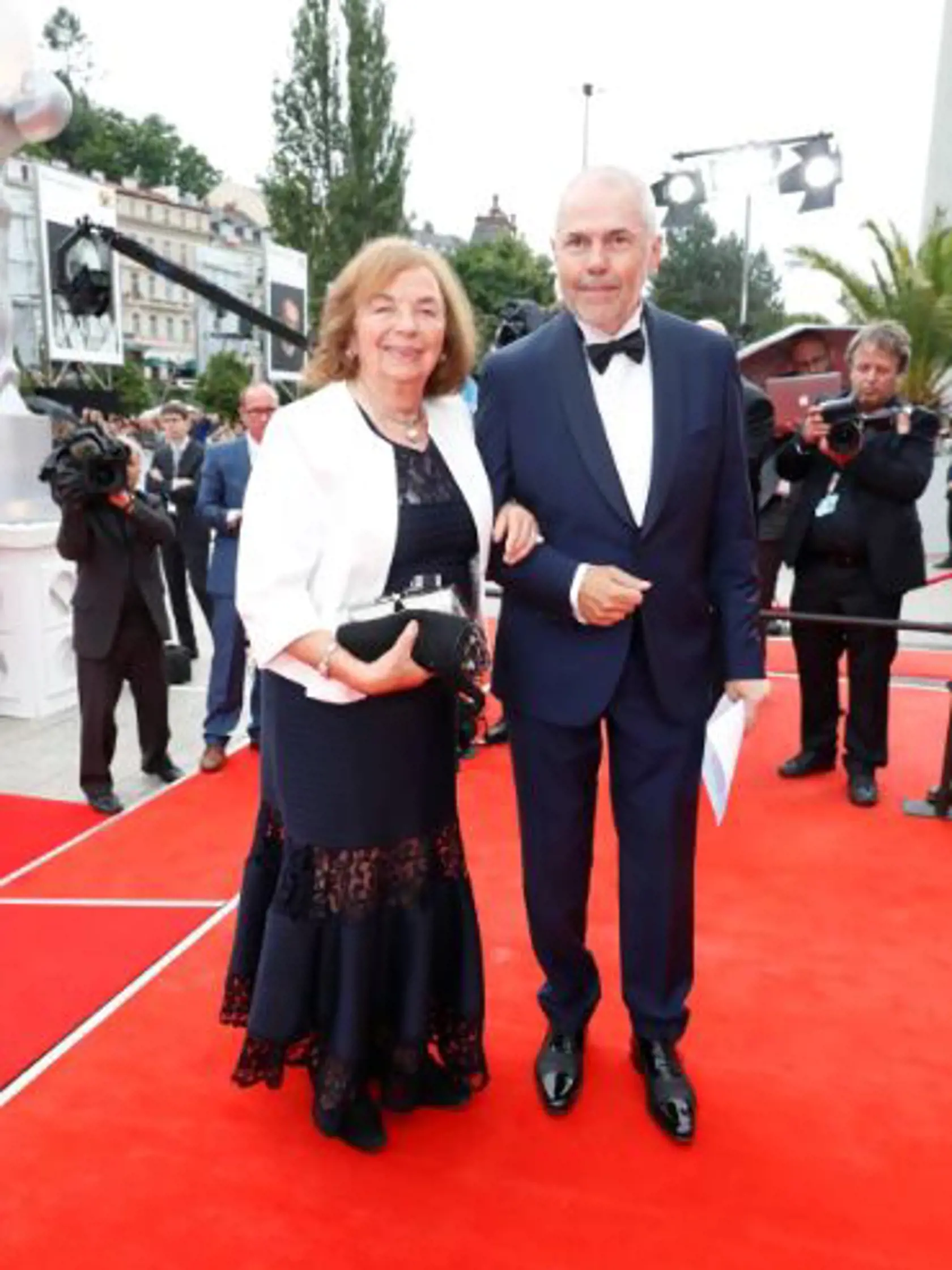 V Karlových Varoch zahájili 56. ročník filmového festivalu: Na snímke moderátor Marek Eben a Lívia Klausová.