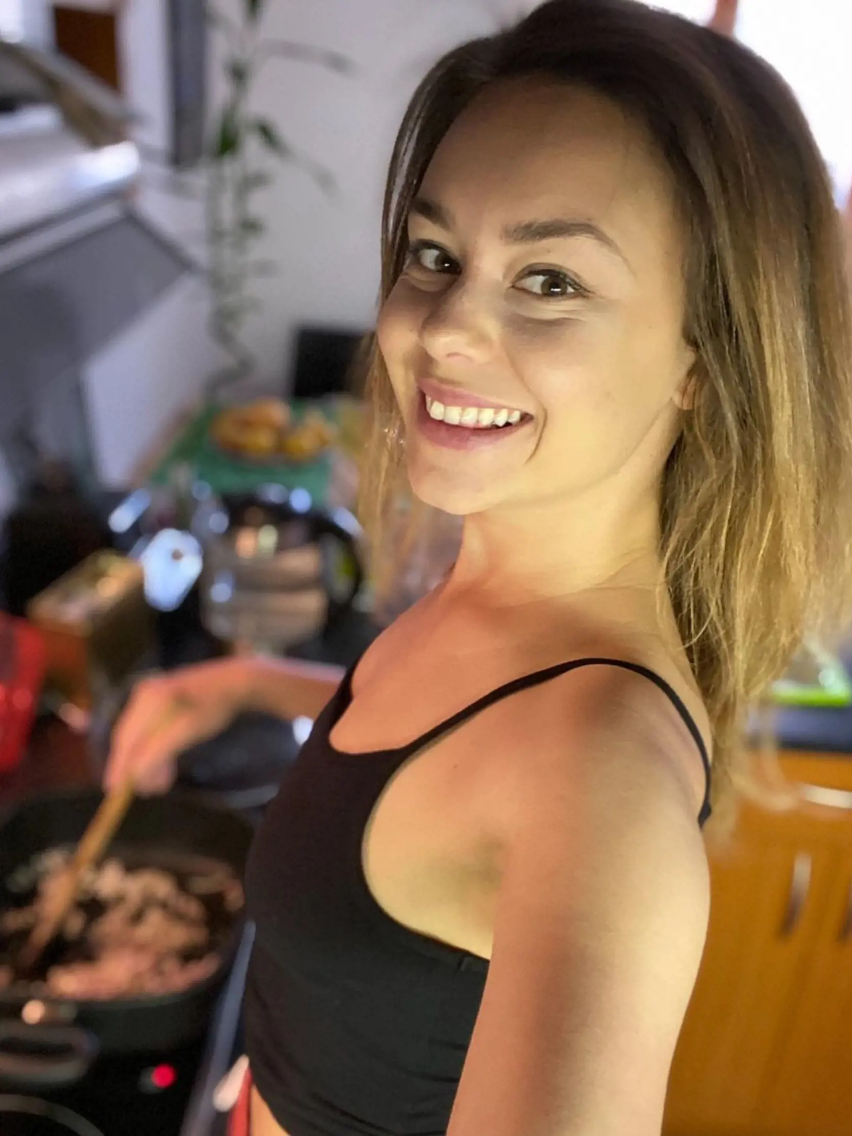 “Sú to kožuchy a alkohol. Ja dokonca vôbec neriešim módu, preto sa vždy pousmejem, keď mi napíše nejaká značka, či nechcem byť ich ambasádorka. Prečo by som sa mala hrať, že nosím také topánky a také kabelky, keď chodím stále v tom istom,” prezradila.