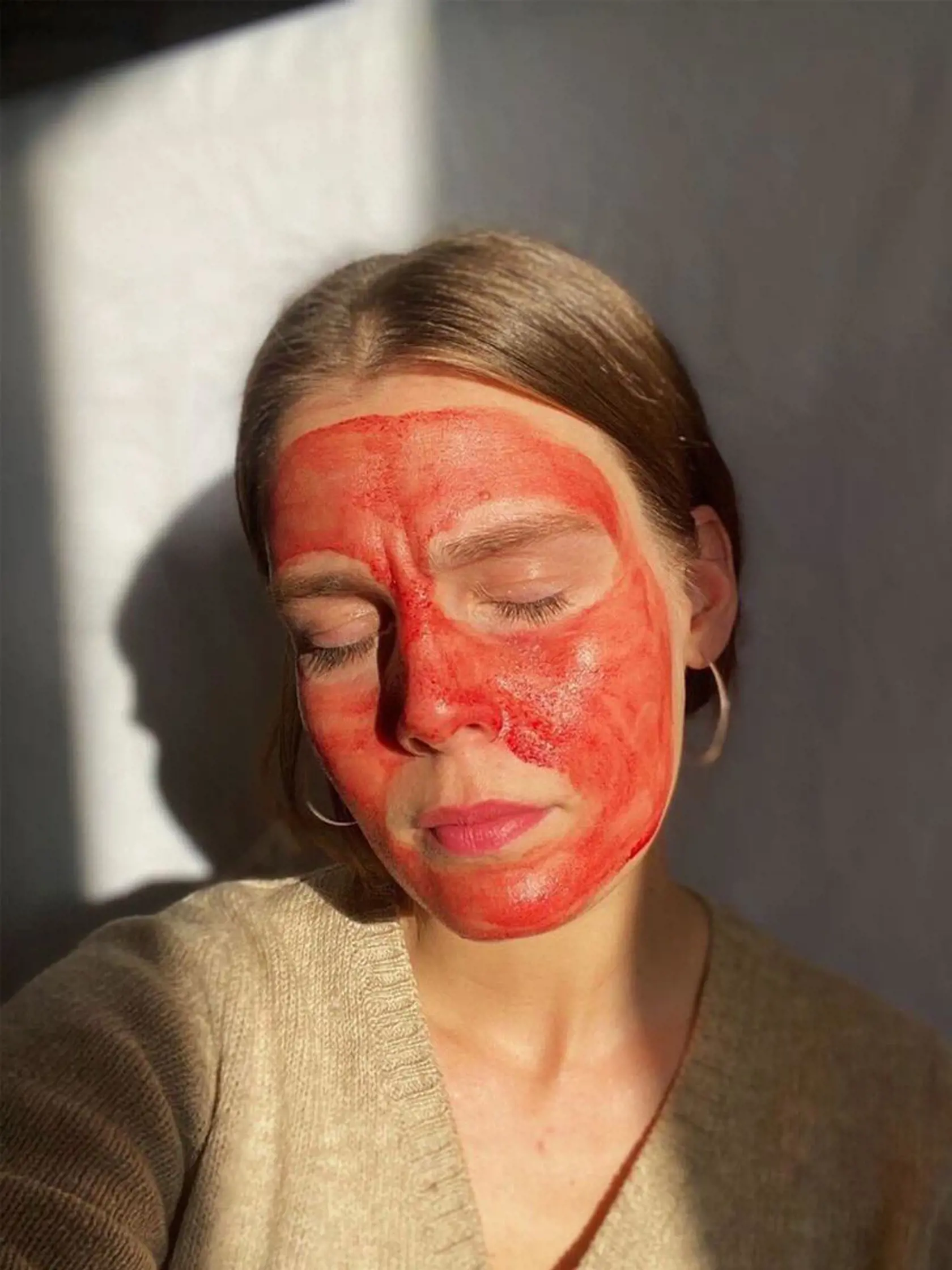 Ženy využívajú menštruačnú krv ako pleťovú masku. Odborníci to však neodporúčajú