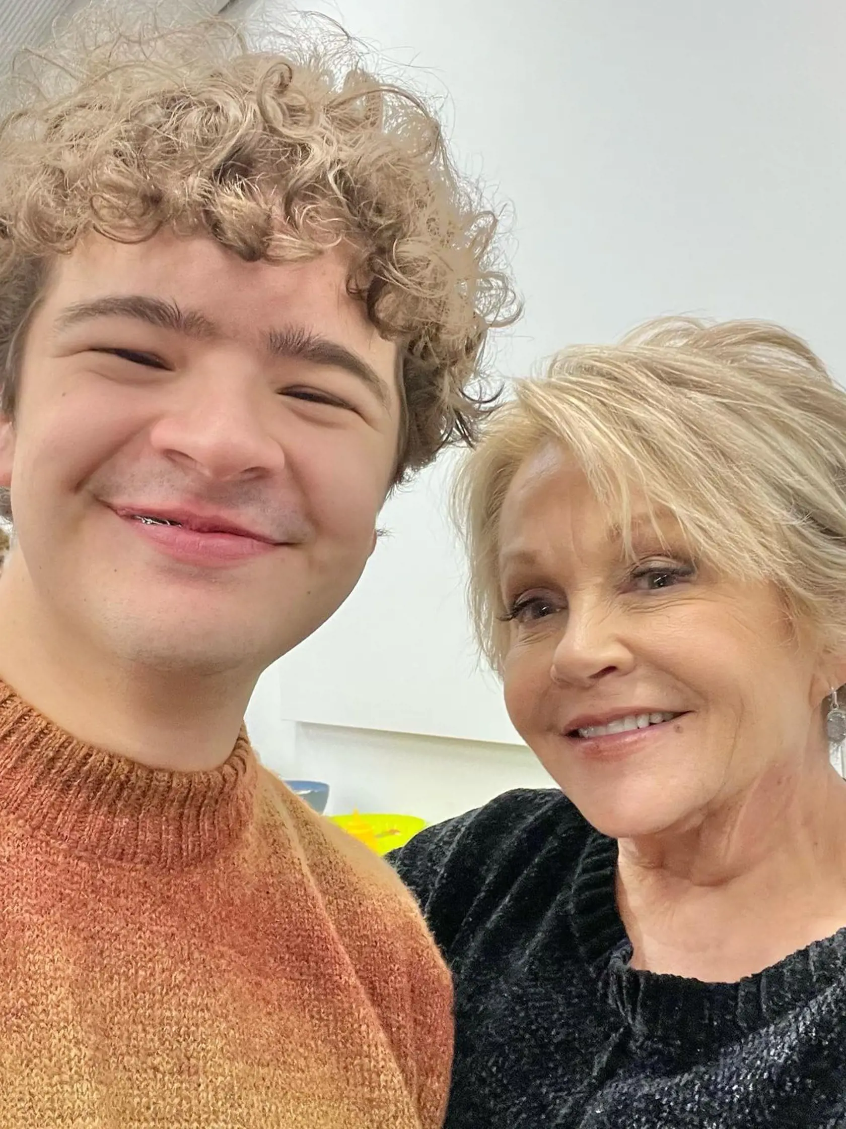 Lucy (64) zo seriálu Dallas na zábere s mladým hercom zo seriálu Stranger Things Gatenom Johnom Matarazzom (20).