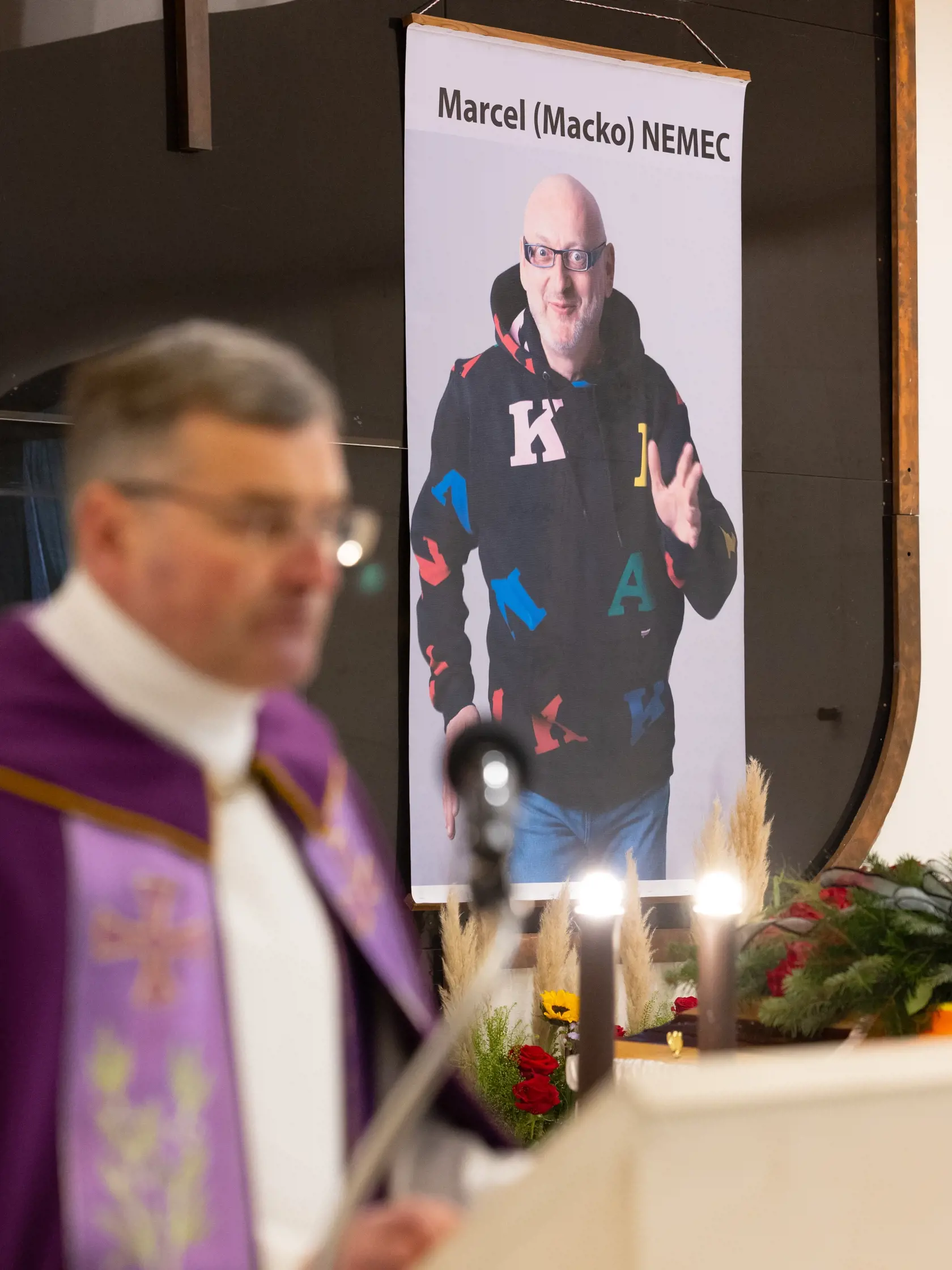 Posledná rozlúčka s hercom, spevákom a komikom Marcelom Nemcom v Dome smútku v Kremnici.