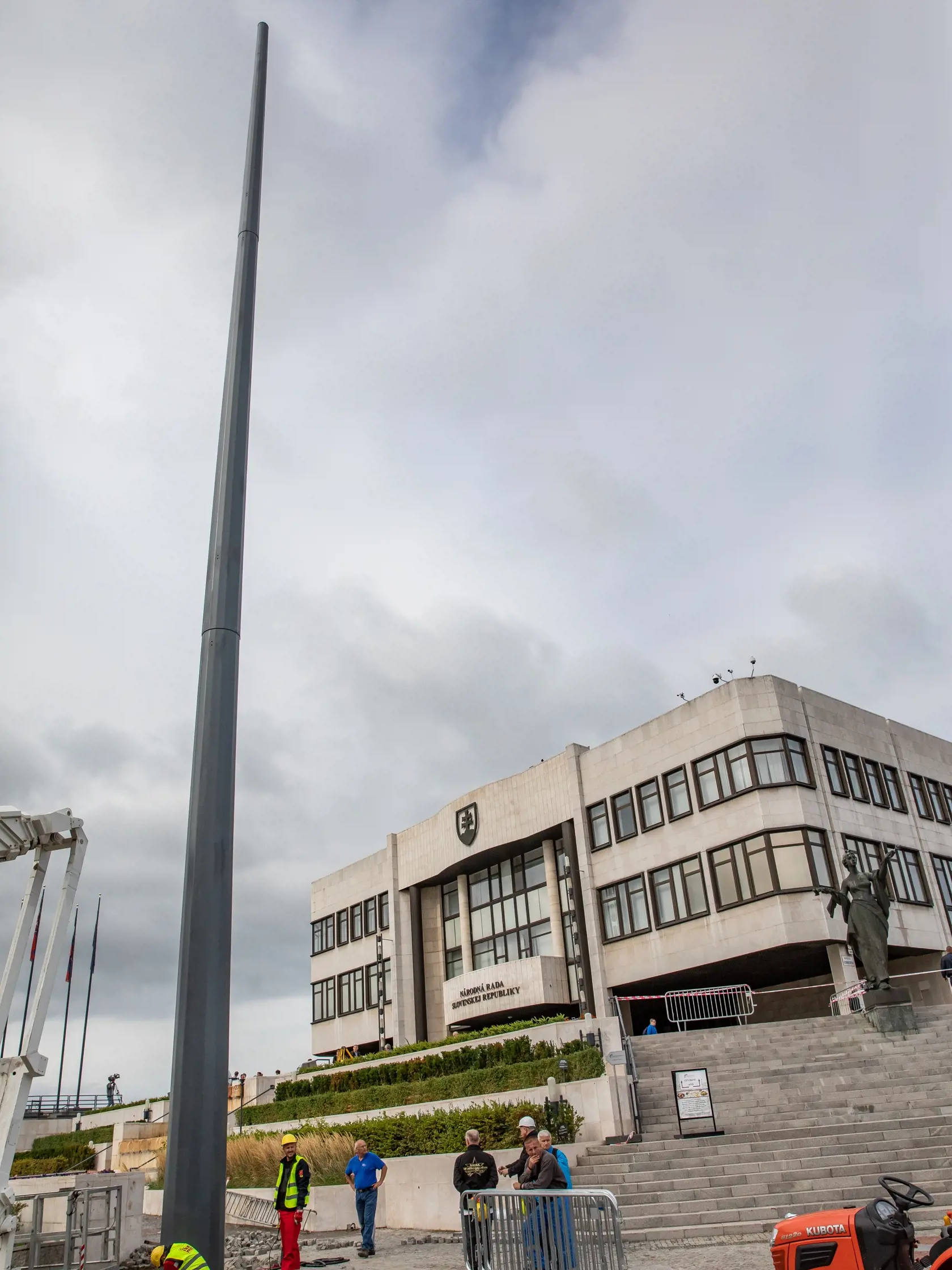 Inštalácia stožiaru pred parlamentom SNR