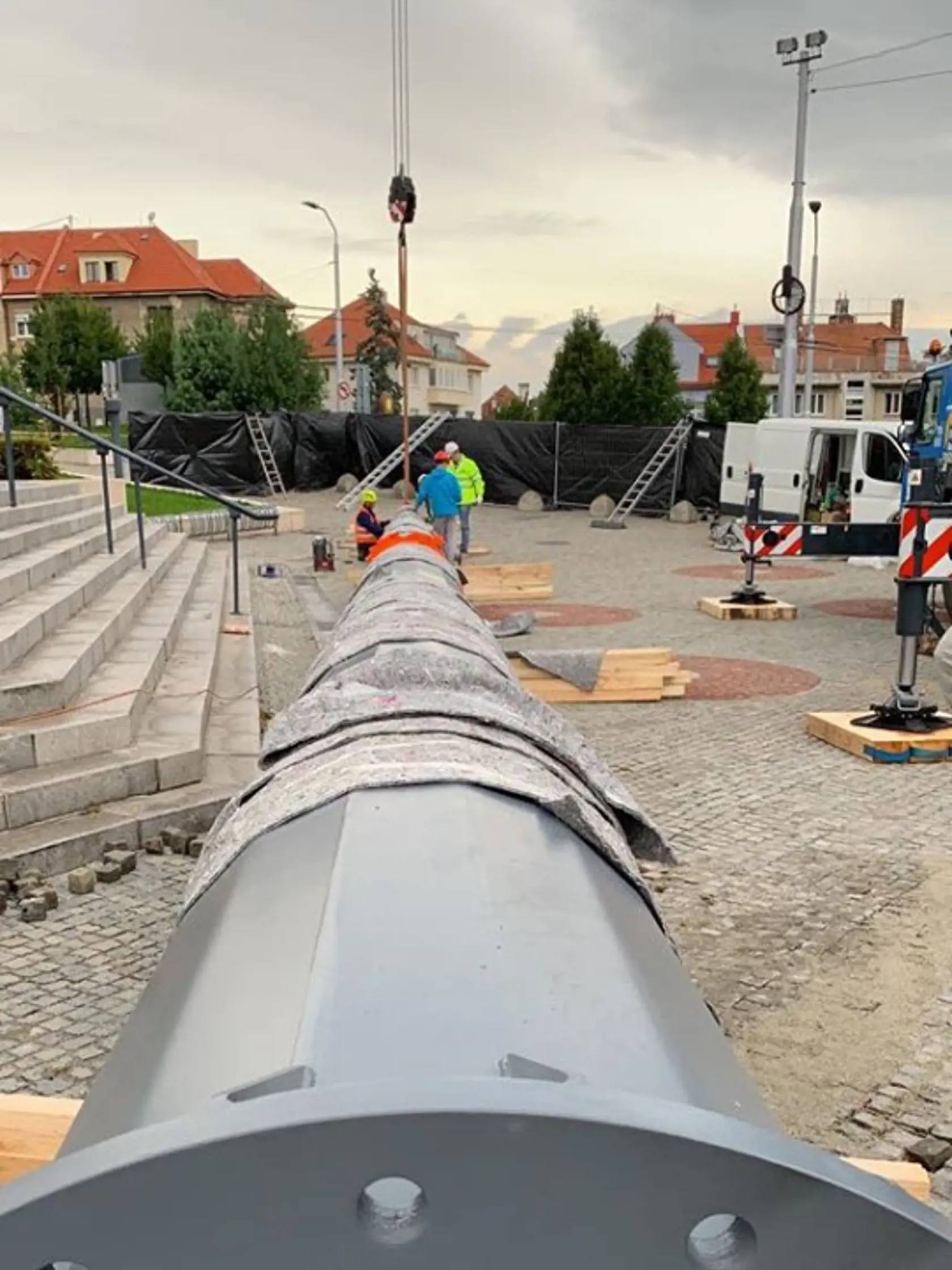 Pred budovou parlamentu v stredu ráno vztýčili stožiar, ktorý si dal pred Národnou radou postaviť šéf parlamentu Andrej Danko.