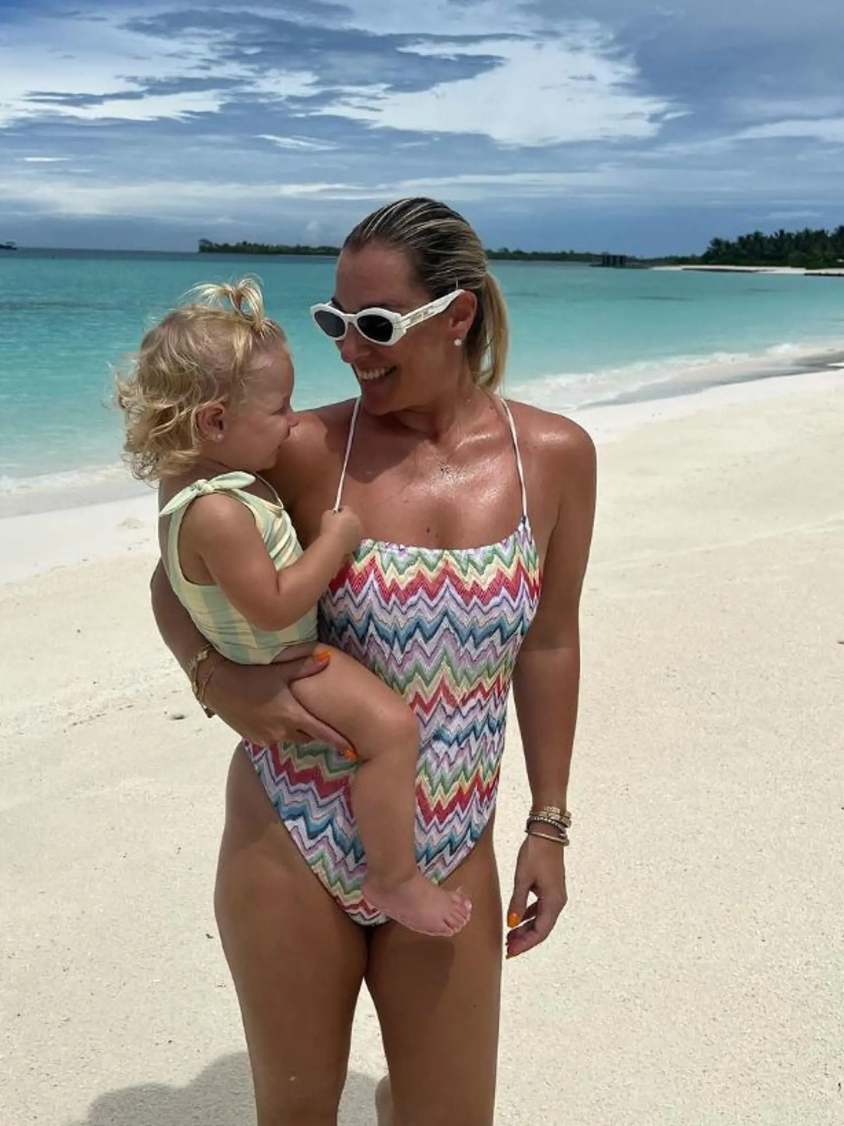 Dominika Cibulková schudla a na Maldivách ukazuje novú figúru. Na snímke s dcérou Ninou.
