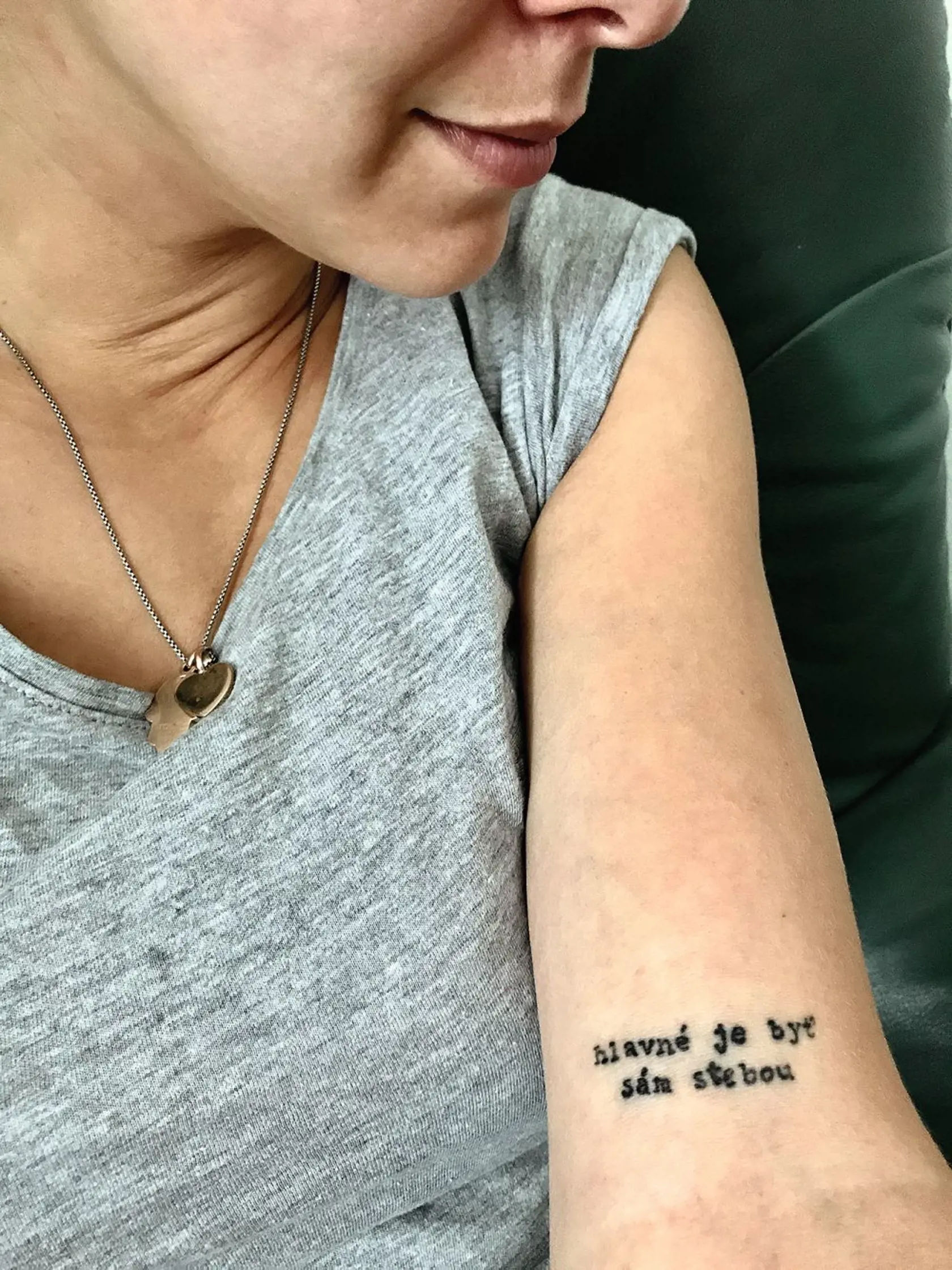 Dala som si vytetovať text od Čistej duše. Nepoznáte Čistú
dušu? Hľadajte, spoznajte, zamilujte sa. „Dôležité je byť
sám s(t)ebou.“ Znie nápis a je najpravdivejší na svete. Aj
s prešmyčkou, aj bez nej. A zozadu ruky mám zrkadlovo –
ďakujem… aby som nezabúdala, že je za čo.