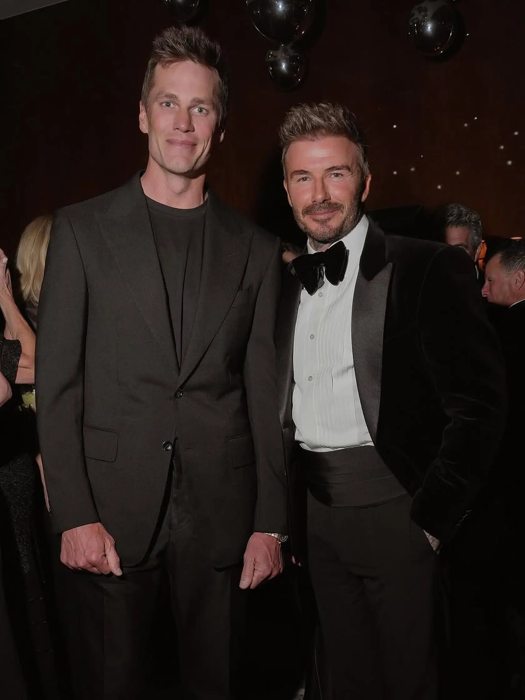 David Beckham predčasne začal s oslavami 50-ky v Miami. Gratulovať prišiel aj bývalý hráč amerického futbalu Tom Brady.