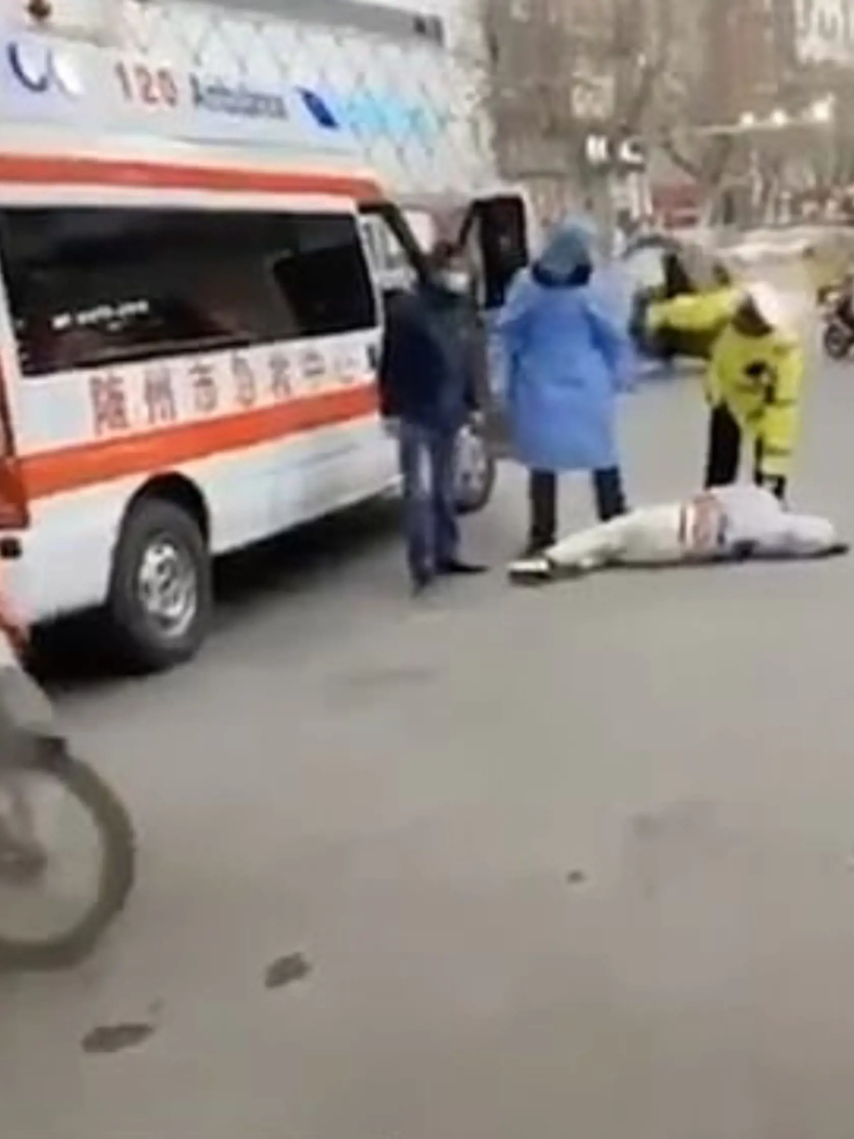 Hrôzostrašné zábery z Číny. Nakazení ľudia tam odpadávajú rovno na ulici.