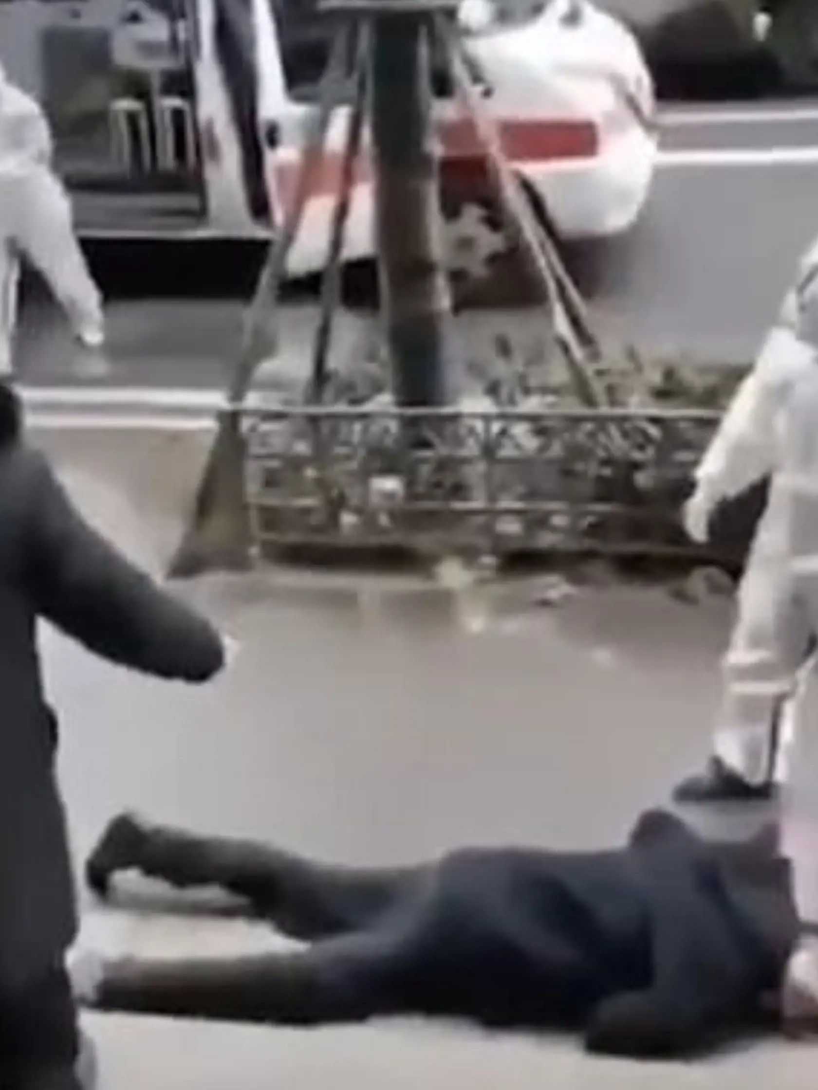 Hrôzostrašné zábery z Číny. Nakazení ľudia tam odpadávajú rovno na ulici.