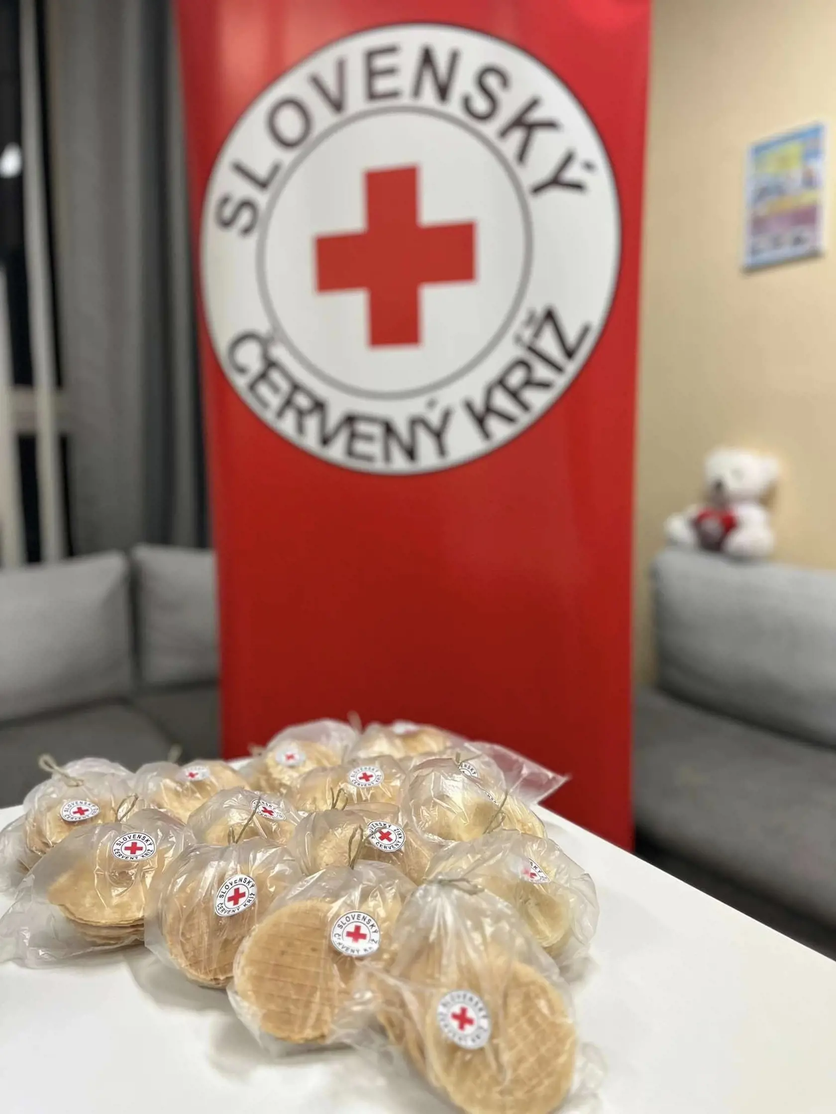 Pomáhajú aj klienti domova sociálnych služieb, ktorí pečú vianočné oblátky či rozdávajú letáčiky.
