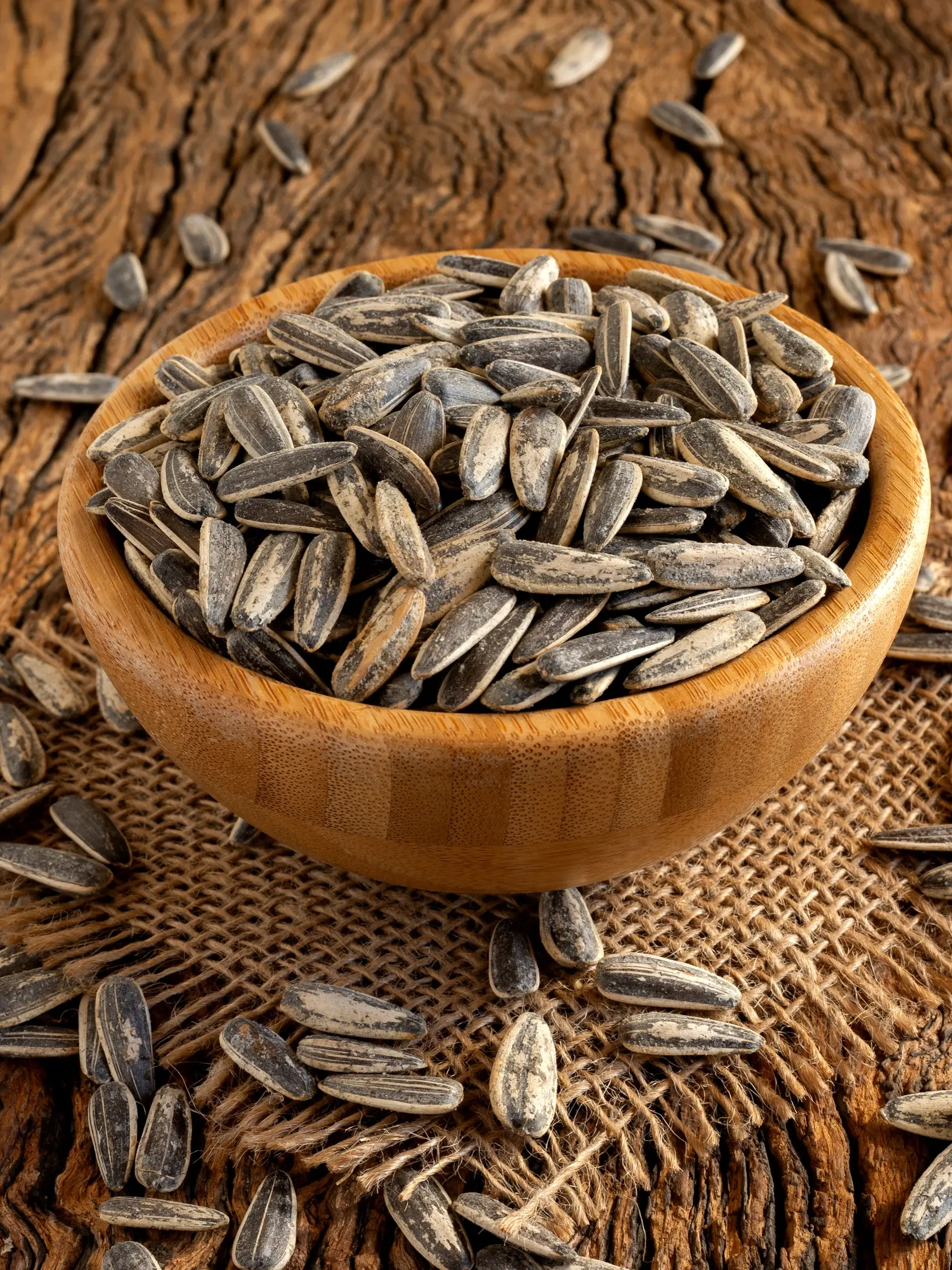 10. Slnečnicové semienka: obsahujú zdravé tuky, vlákninu a vitamín E, ktoré môžu pomôcť pri kontrole cholesterolu.