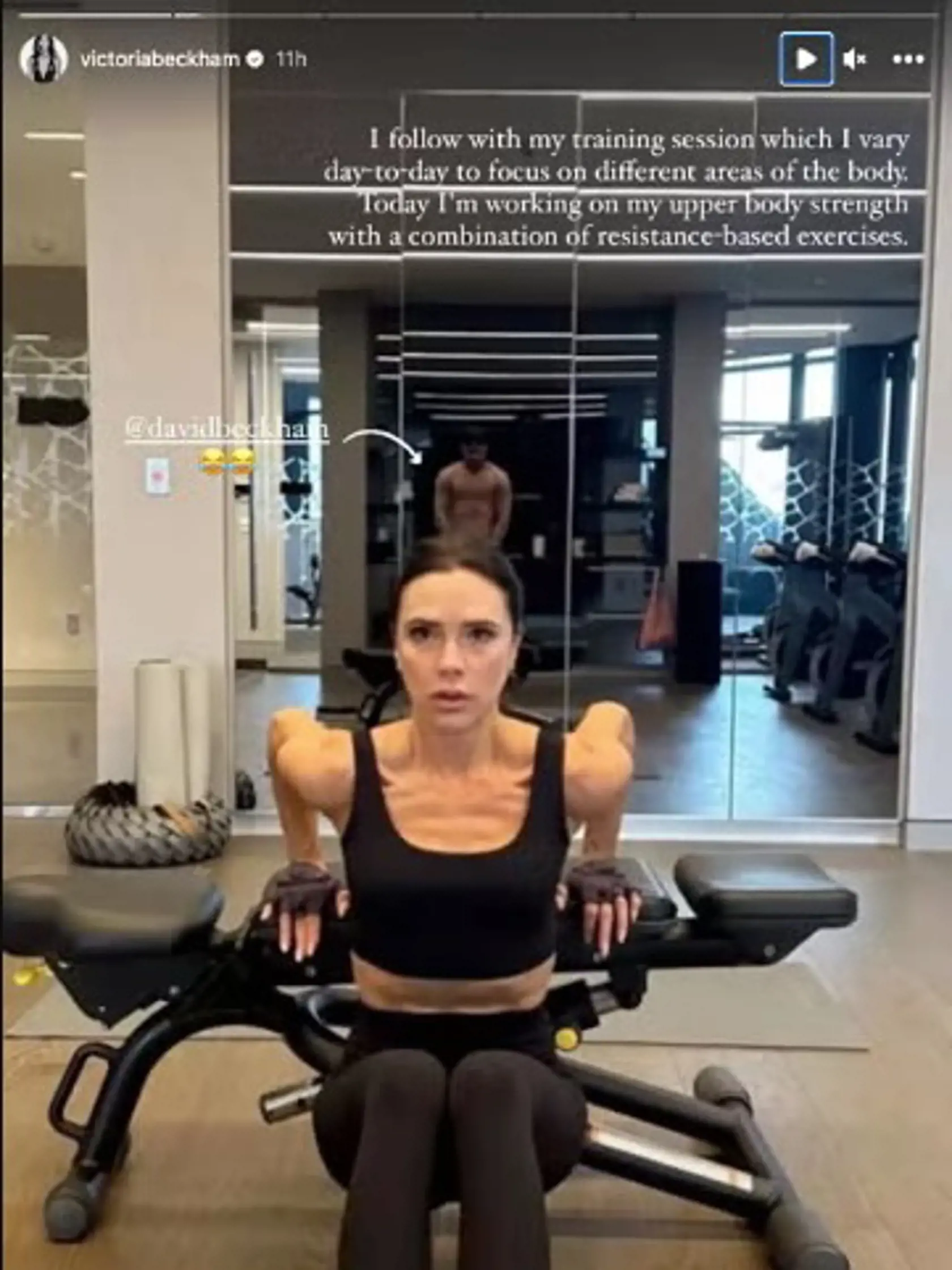 Victoria Beckham pred pár rokmi zaradila do svojej cvičebnej rutiny aj zdvíhanie závaží a ako povedala v 50-tke sa cíti silnejšia ako, keď mala 20.