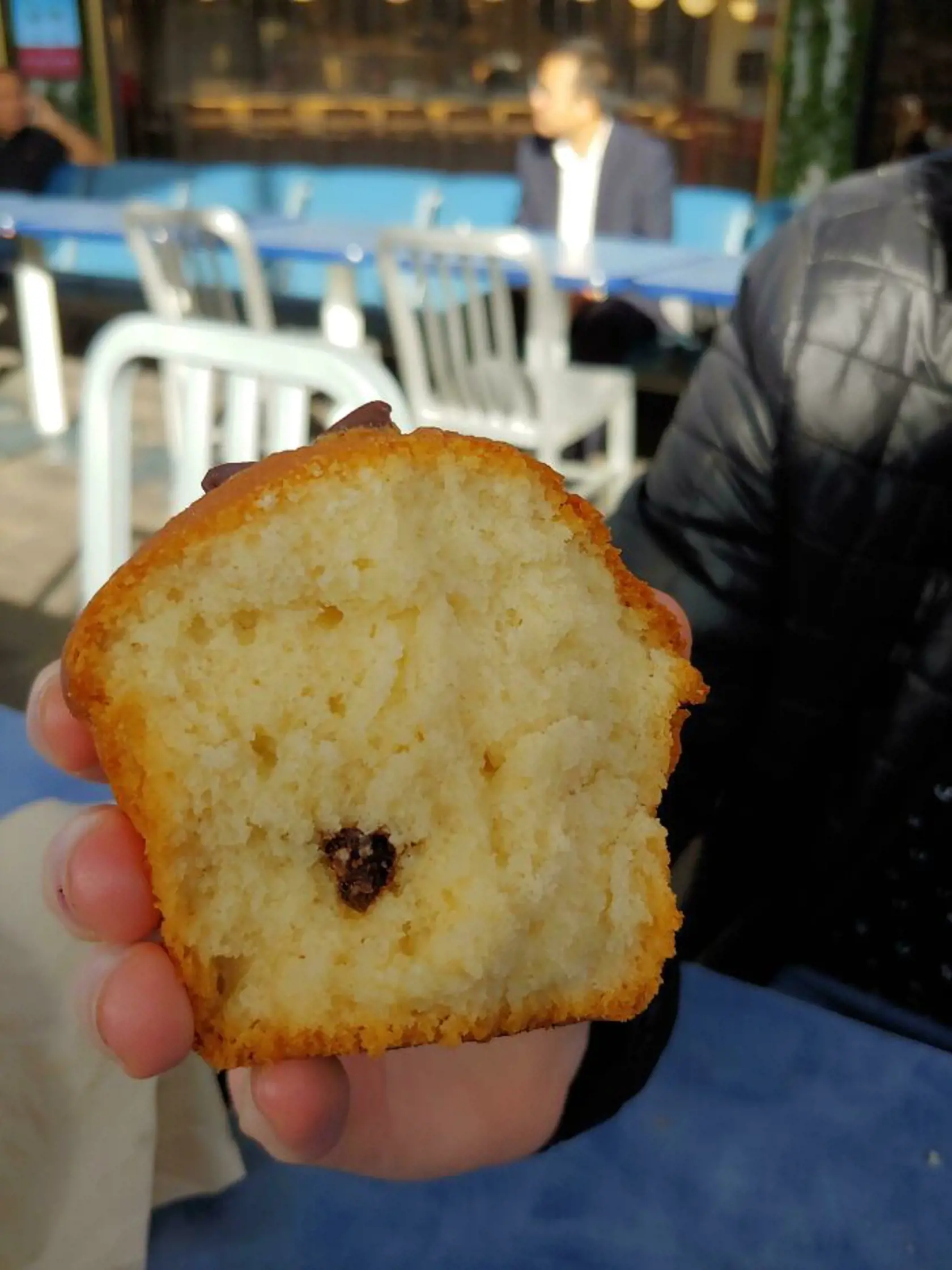 Muffin plný čokolády.