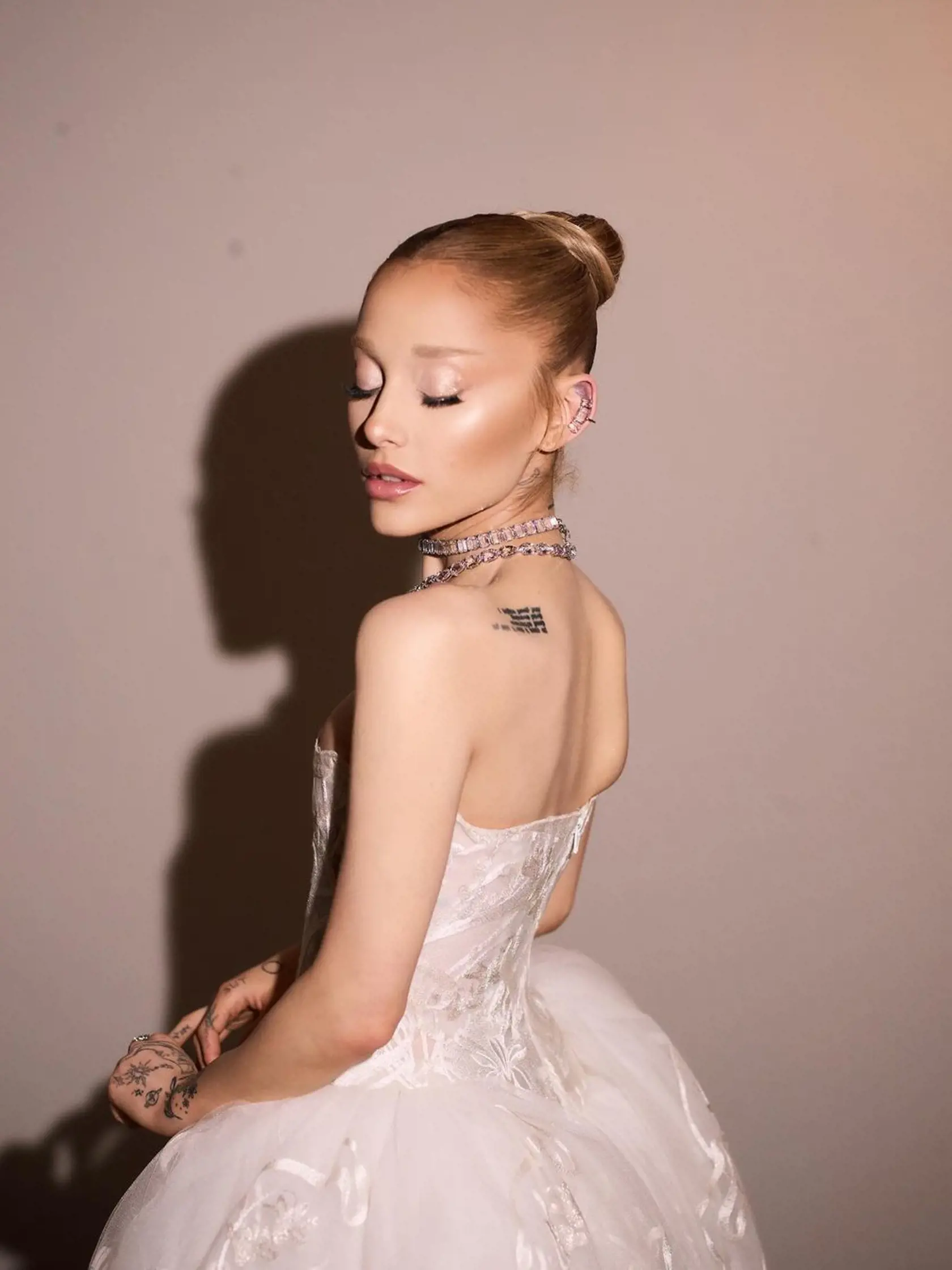 Ariana Grande v šatách od Vivienne Westwood. Nedá sa nevšimnúť jej extrémne vychudnutá postava.