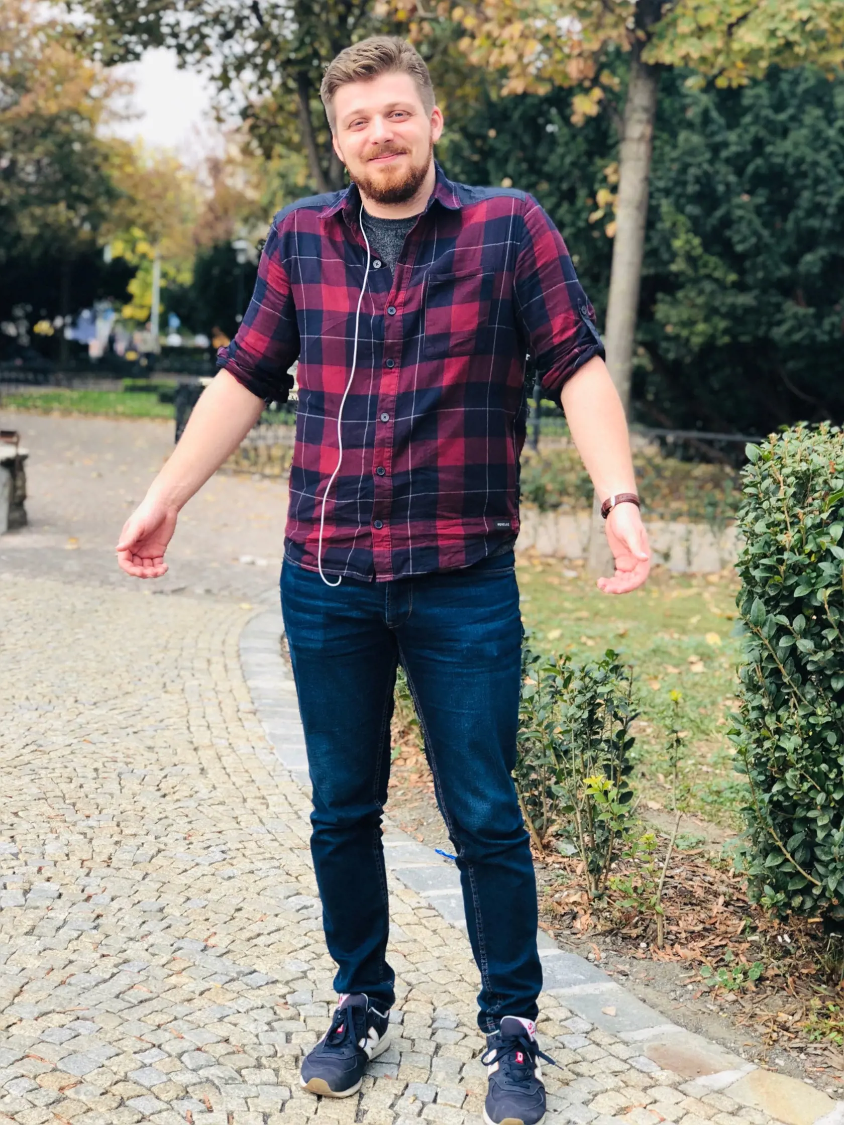 Denis (22) tvrdí, že voľby sú mu ľahostajné, väčšine politikov vraj ide o vlastný profit. „Aby mohli zo svojho postavenia ťažiť, musia však spraviť niečo aj pre obec.“