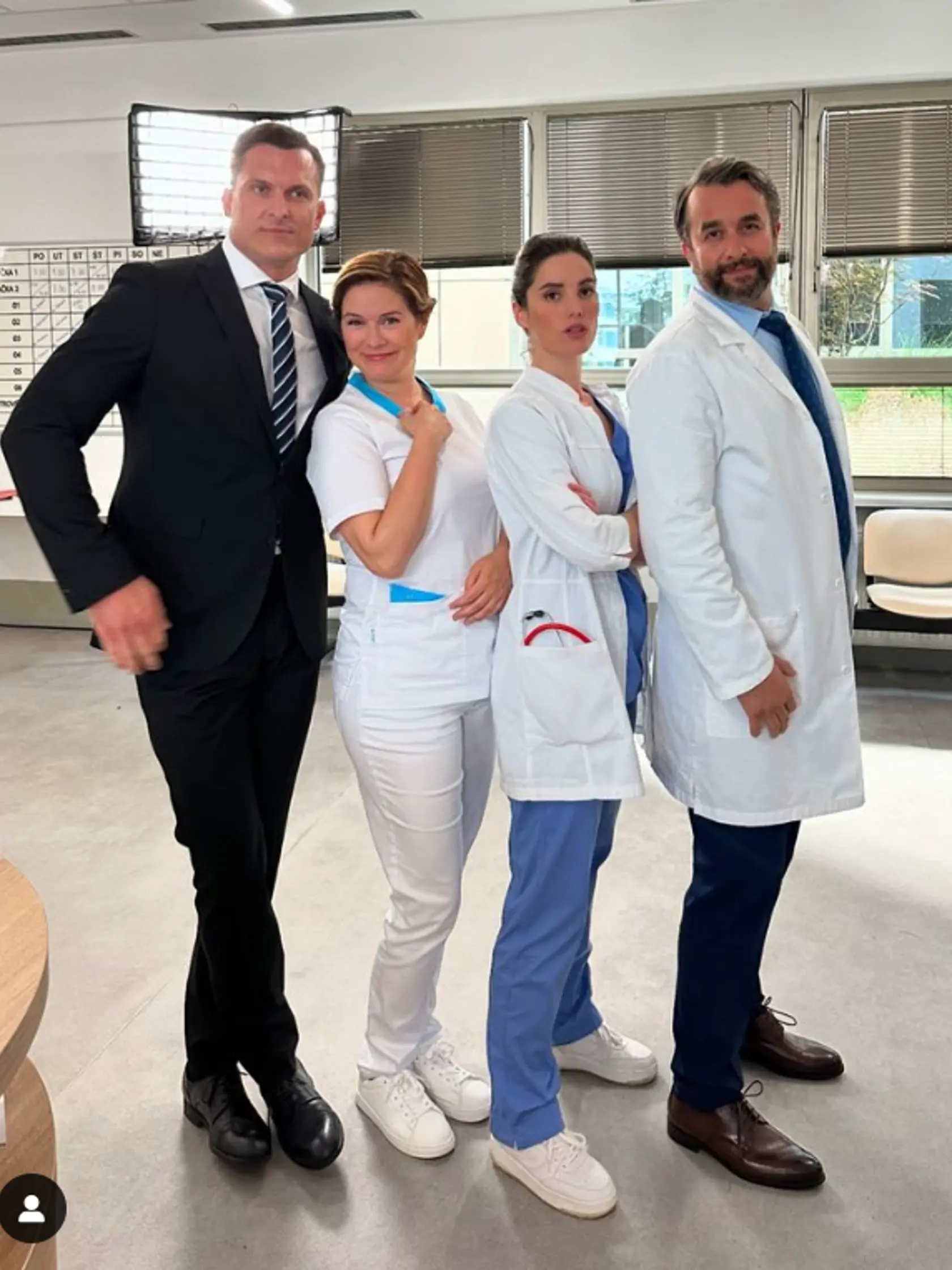 V seriáli sa vrátila stará zostava lekárov. Chýba však  skvelý Dano Heriban, ktorý stvárňoval primára psychiatrie Erika Hatinu.