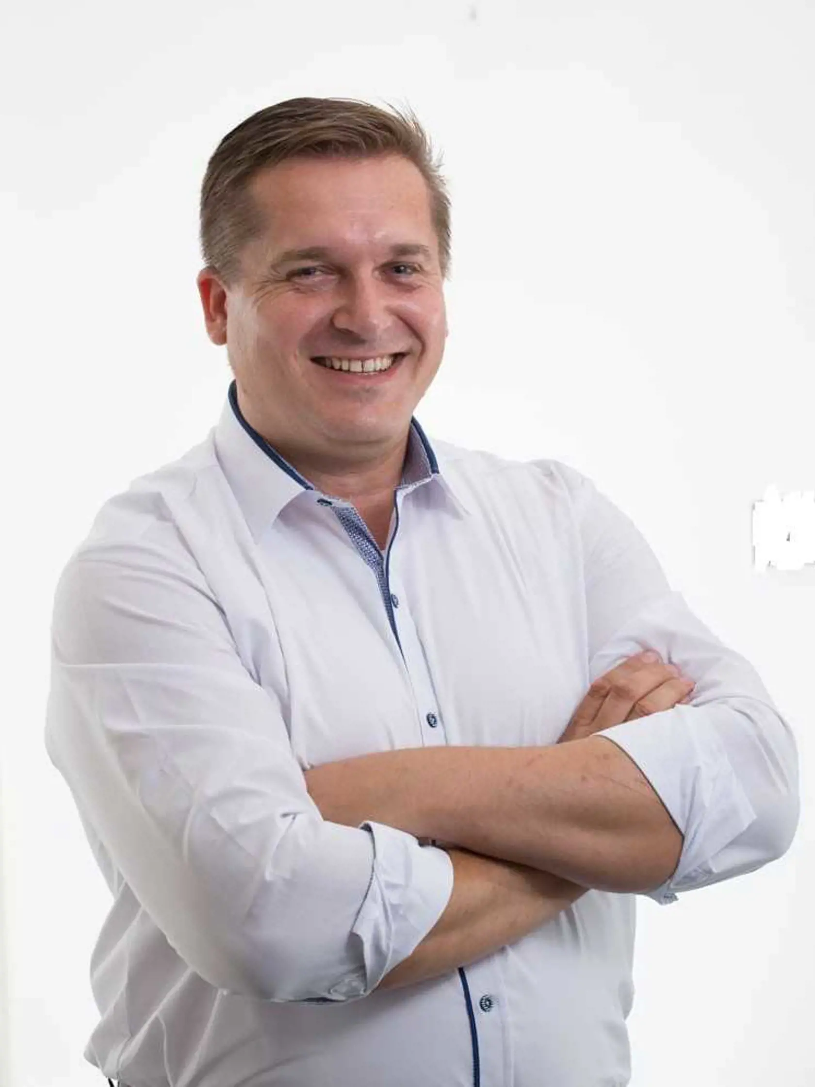 Ján Nigut (44) kandidát na starostu MČ Košice Ťahanovce – obec (KDH, SAS, OLaNO): „Nechcem klamať telom, ani opíjať voliča rožkom, ale prirodzený šarm je určite dobrým riešením. Ak ním oslovím voličov, určite ma to poteší.“