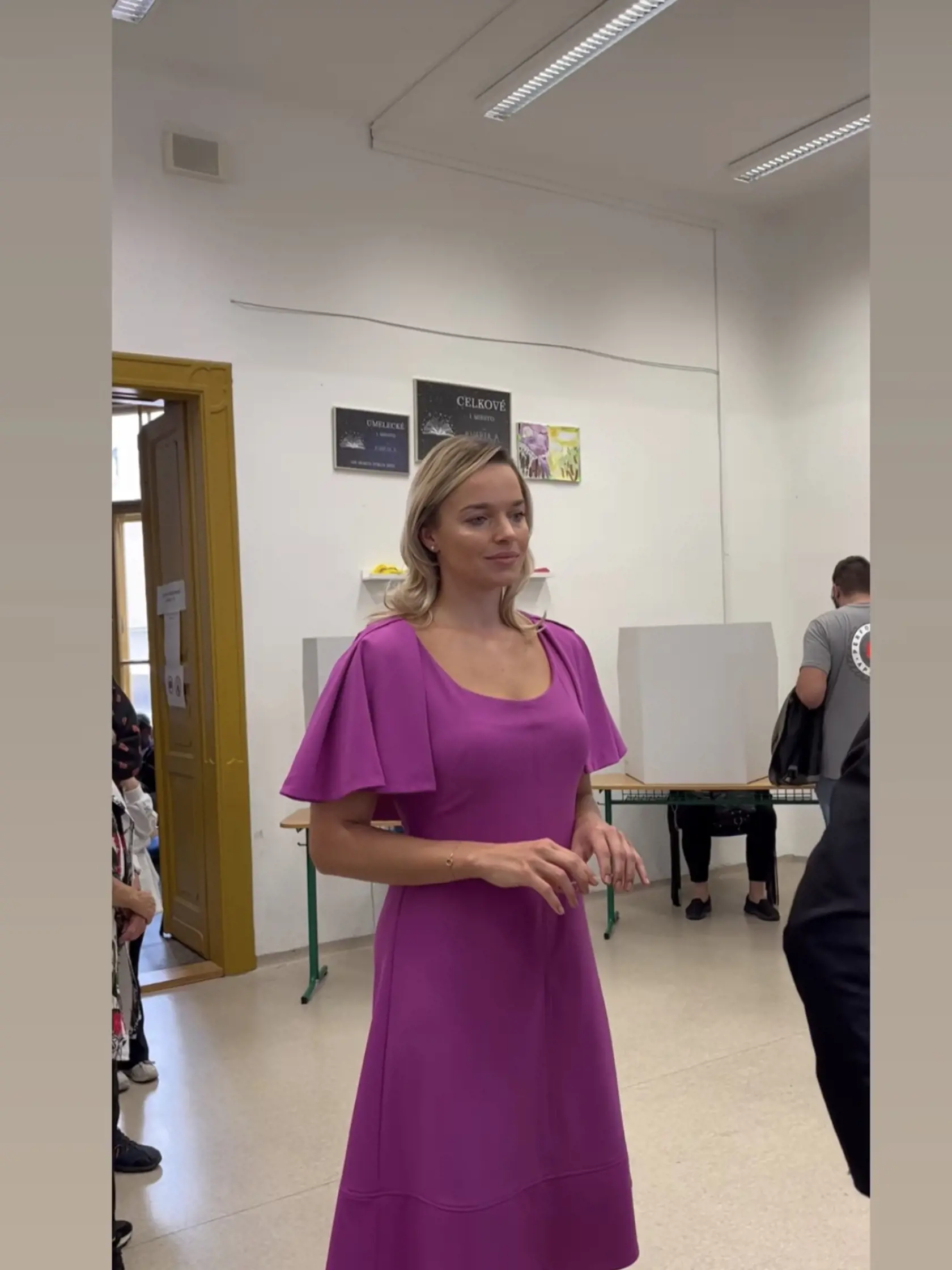 Naša bývalá tenistka Romana Tabák prišla voliť v krásnych tmavoružových šatách.