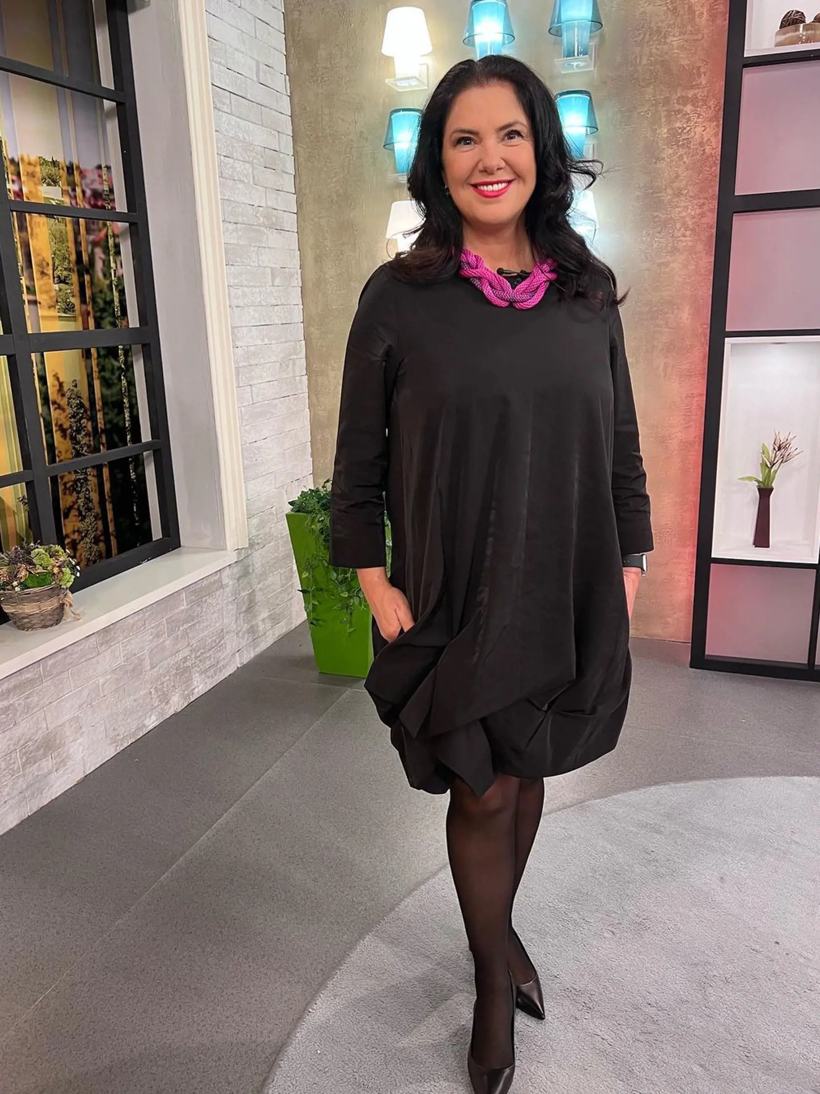 Iveta Malachovská recykluje svoje čierne šaty. Vždy k nim pridá iné doplnky.