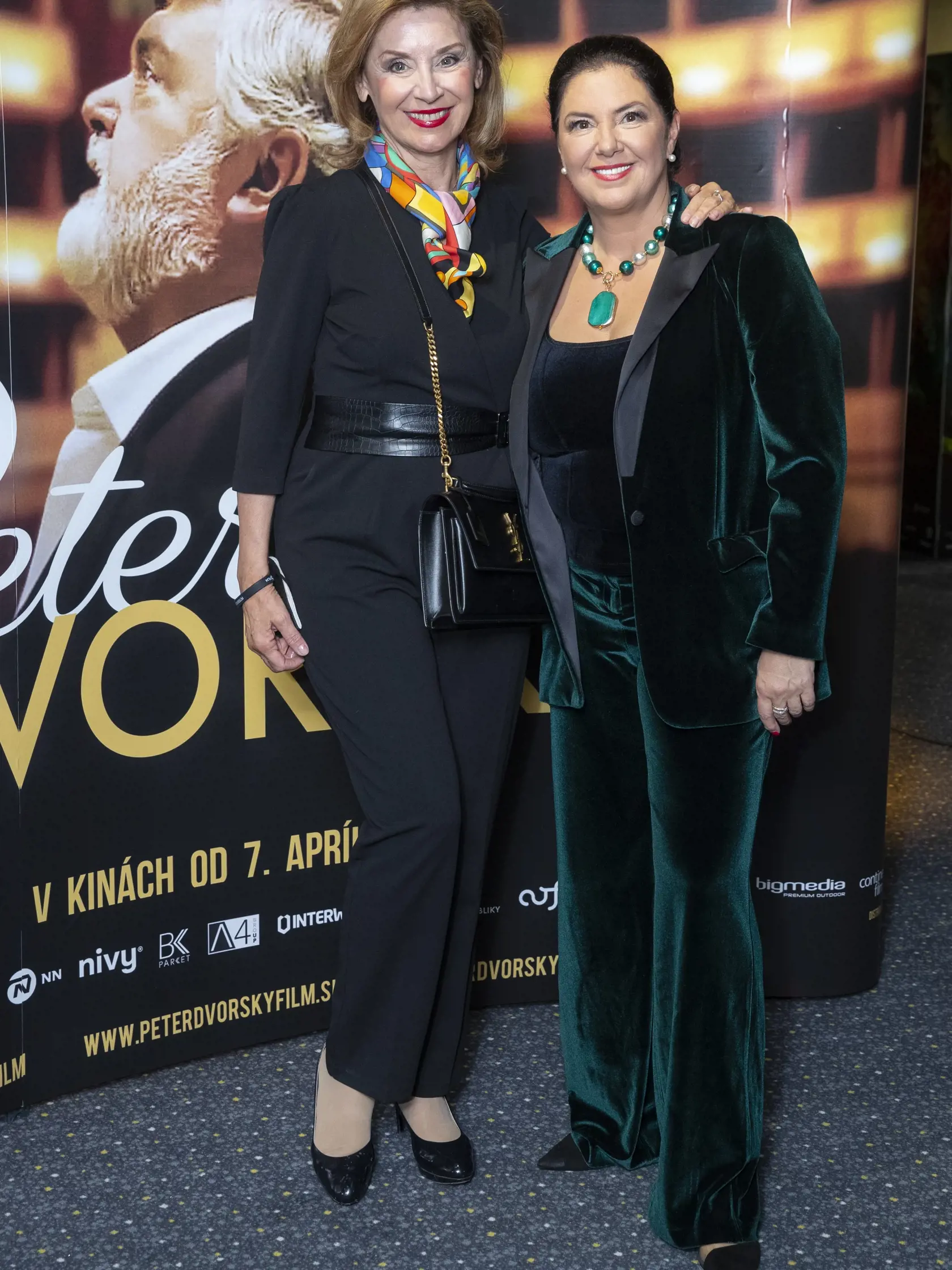 Peter Dvorský - film Ivety Malachovskej o legende slovenskej opery. Premiéra filmu v bratislavskom kine nákupného centra Bory Mall. Na snímke zľava je Alena Heribanová a Iveta Malachovská.