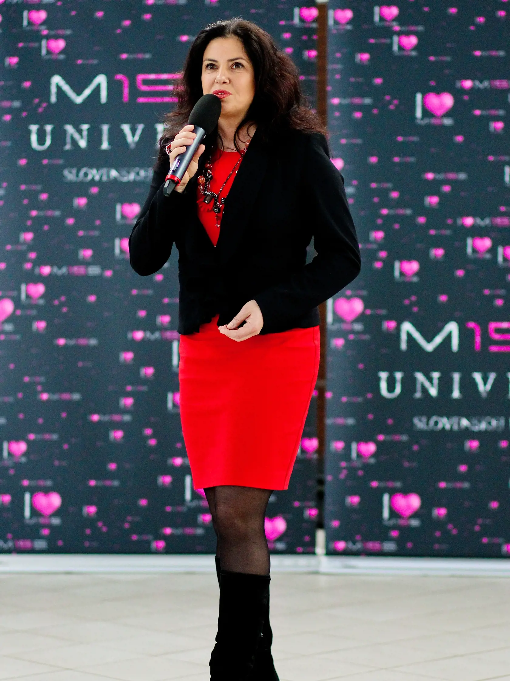 Na snimke moderatorka Iveta Malachovska pocas tlacovej konferencie k finalovemu veceru 15. rocnika sutaze krasy MISS UNIVERSE 2013, na ktorej sa zastupcom medii predstavila dvanstka finalistiek, z ktorej zvolili MISS MEDIA.