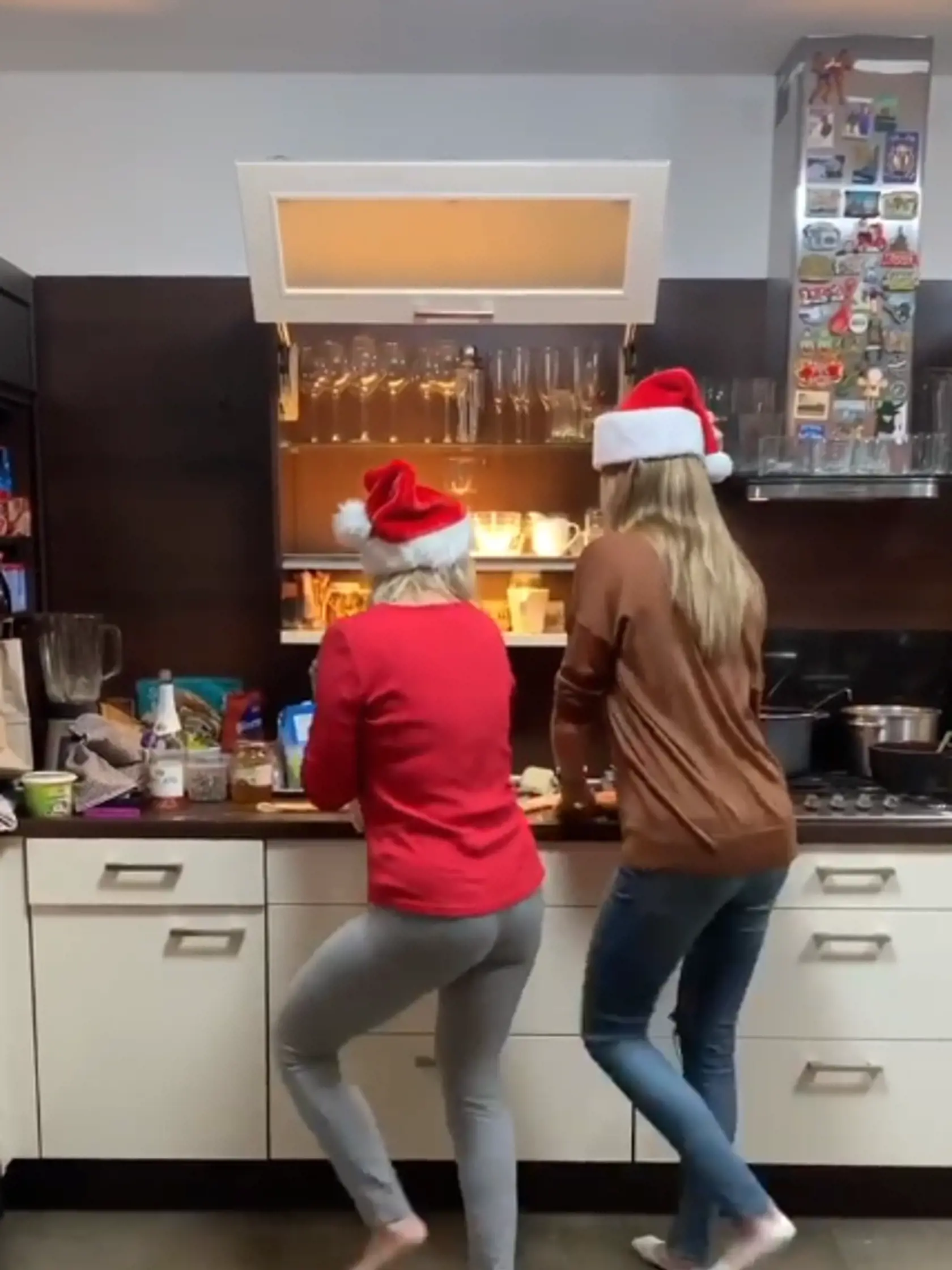 Hantuchová aj Vačková si pri pečení s radosťou aj zavrteli zadkami.