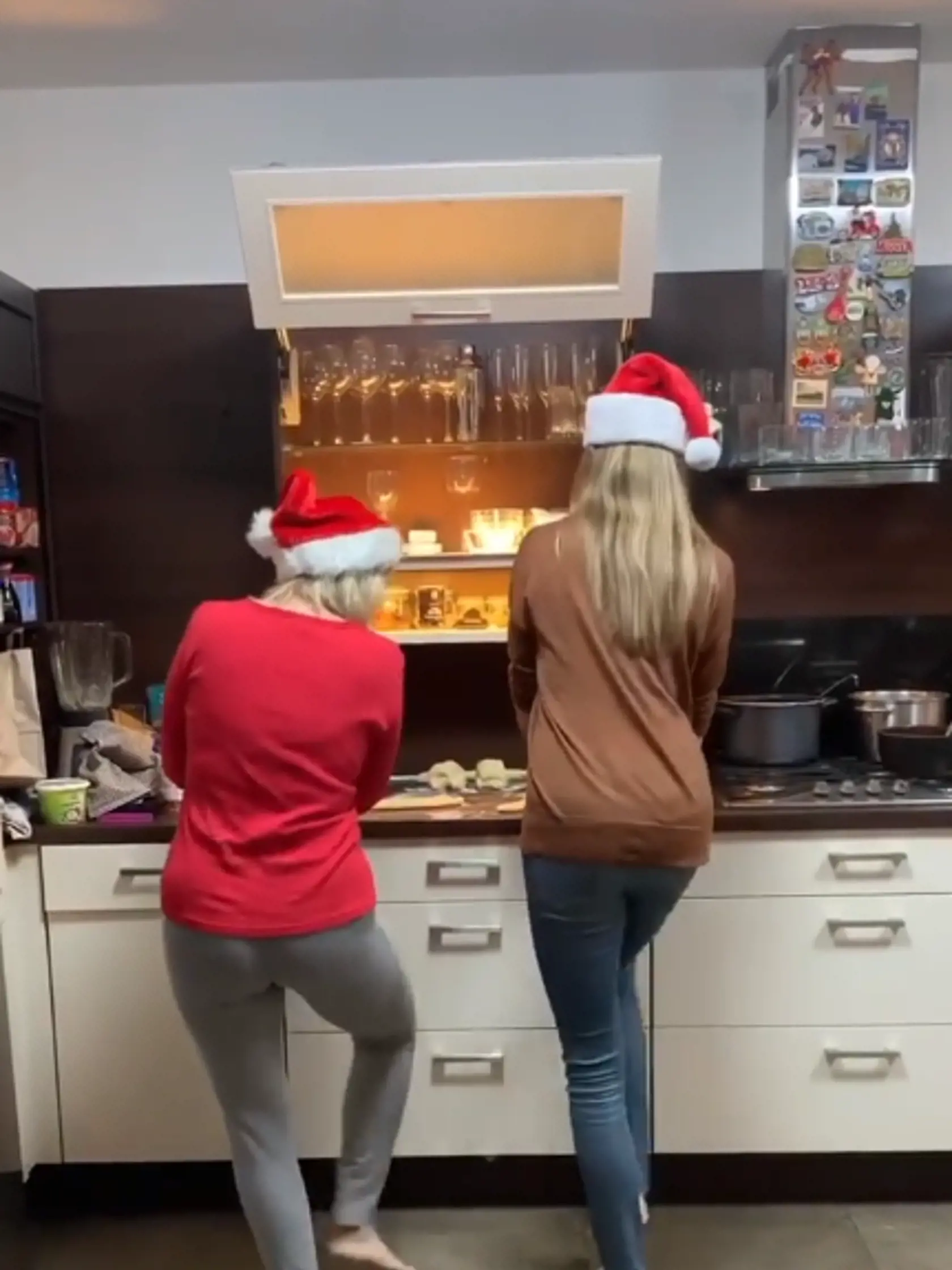 Hantuchová aj Vačková si pri pečení s radosťou aj zavrteli zadkami.