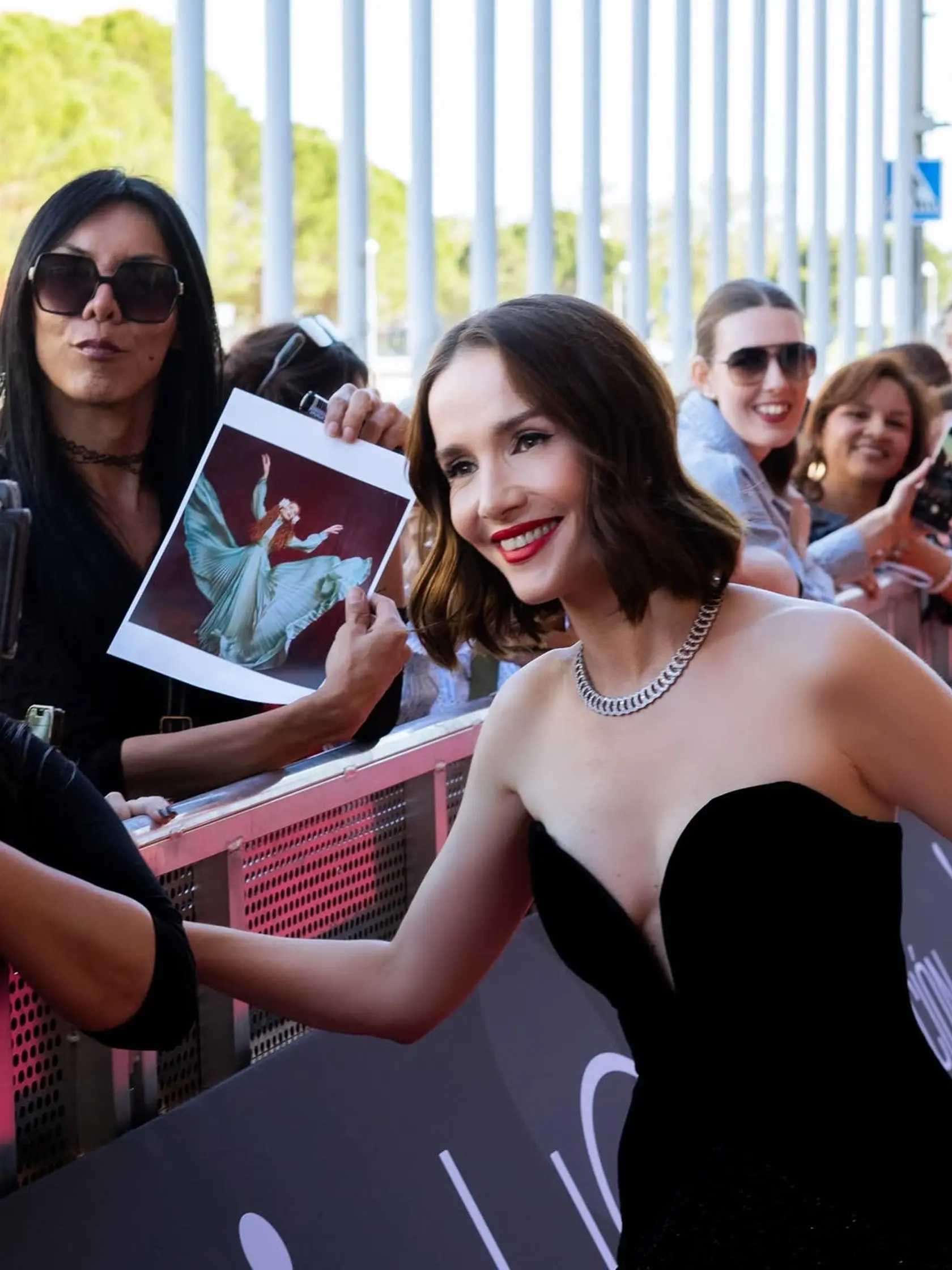 Natalia Oreiro ukázala v Madride krásnu róbu aj nový šik účes. Dodal jej mladistvý a svieži vzhľad.