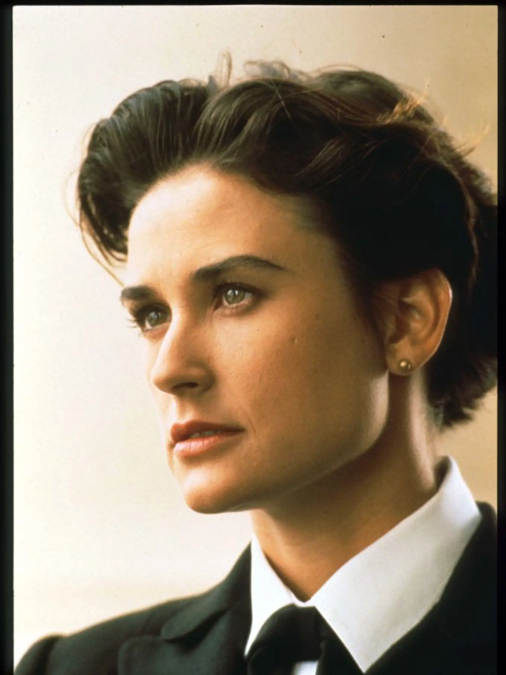 Herečka Demi Moore vzdoruje času a vyzerá o dekády mladšie, ako je. Oproti minulosti vyzerá ako socha a lícne kosti má oveľa výraznejšie, tvár vyzerá pevnejšie a zdvihnutejšie.