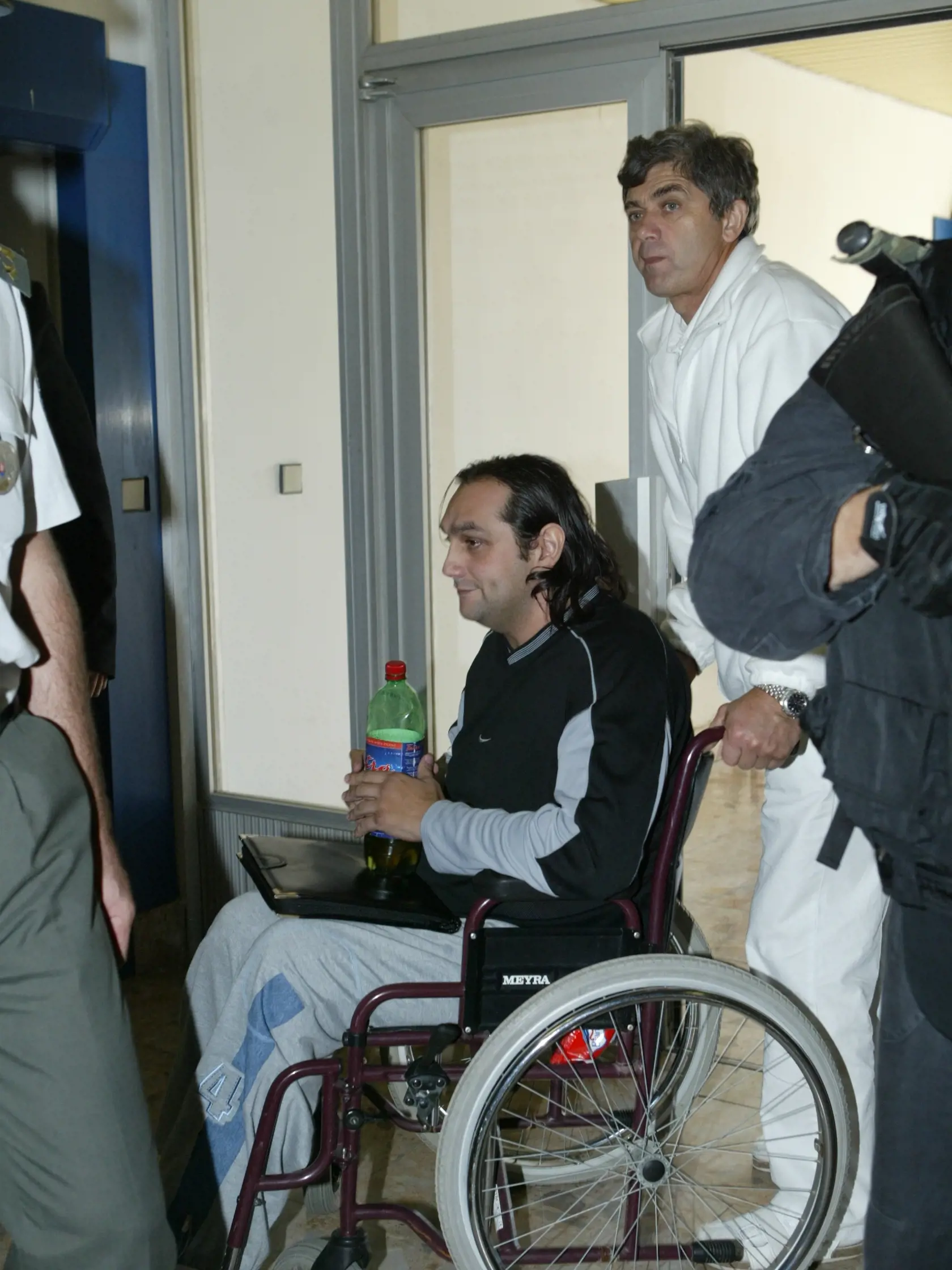Foto z roku 2007 zo súdneho procesu v kauze vrážd Jána Kromku, Petra Klešča a pokusu o vraždu Jozefa Holuba - brata Róberta Holuba.  Ladislav Badó, Alexander Horváth  (na vozíčku - ochrnutý zostal po streľbe na neho na Hlavnej v Prešove) a Dušan Borženský boli za tieto skutky odsúdení na 23 rokov basy v najprísnejšom stupni stráženia, Slavomír Surový pre vraždu Klešča a pokus o vraždu Holuba 15 rokov v tretej nápravnovýchovnej skupine.